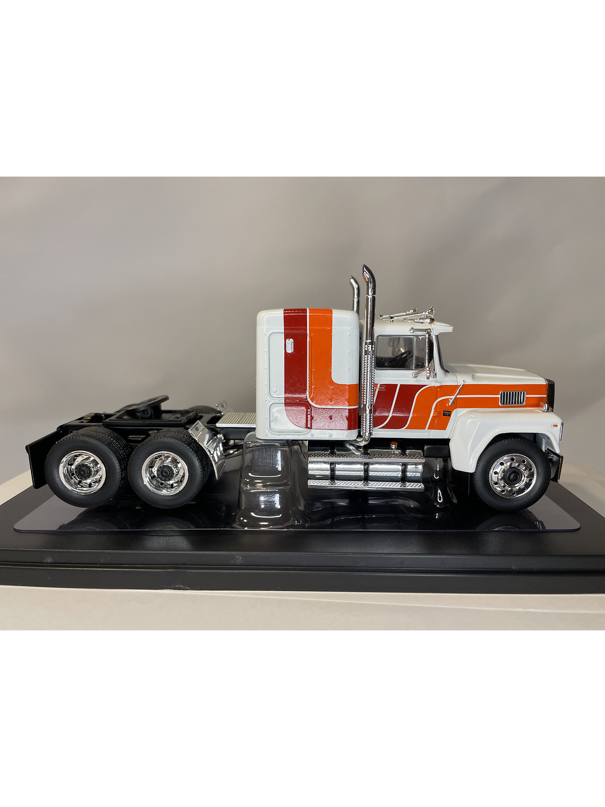 Camión Ford LTL-9000 – Ixo Models 1:43 – Clásico Americano en Chile 16