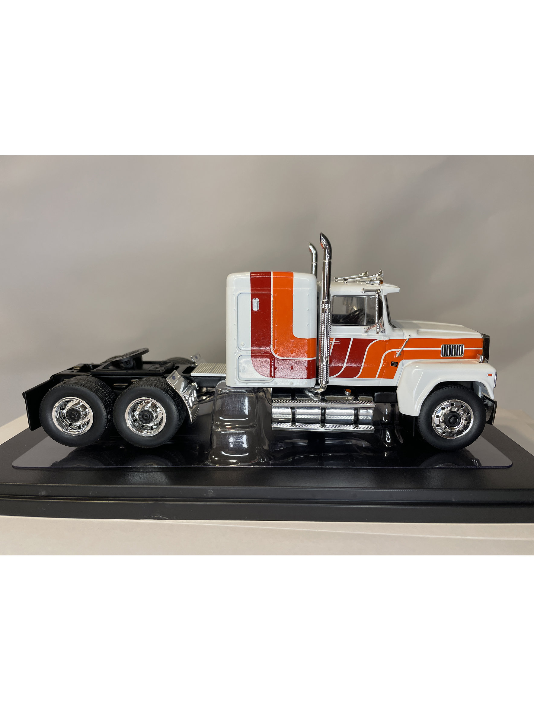 Camión Ford LTL-9000 – Ixo Models 1:43 – Clásico Americano en Chile 16