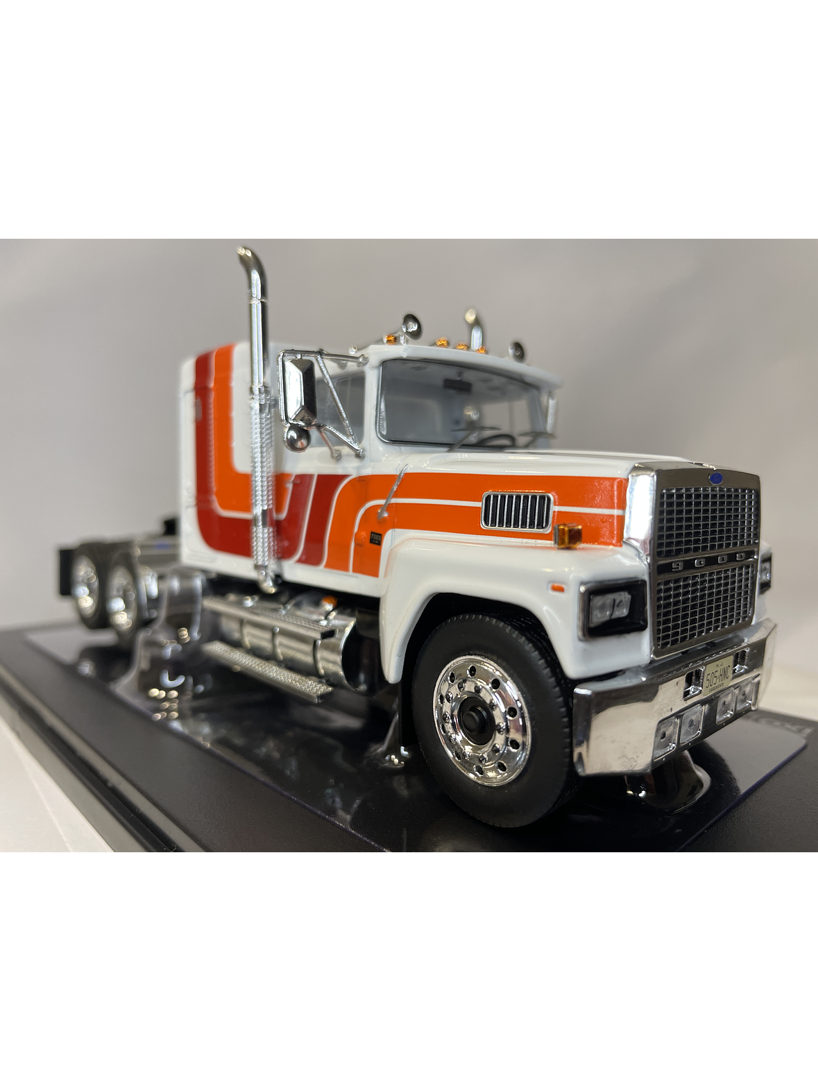 Camión Ford LTL-9000 – Ixo Models 1:43 – Clásico Americano en Chile 15