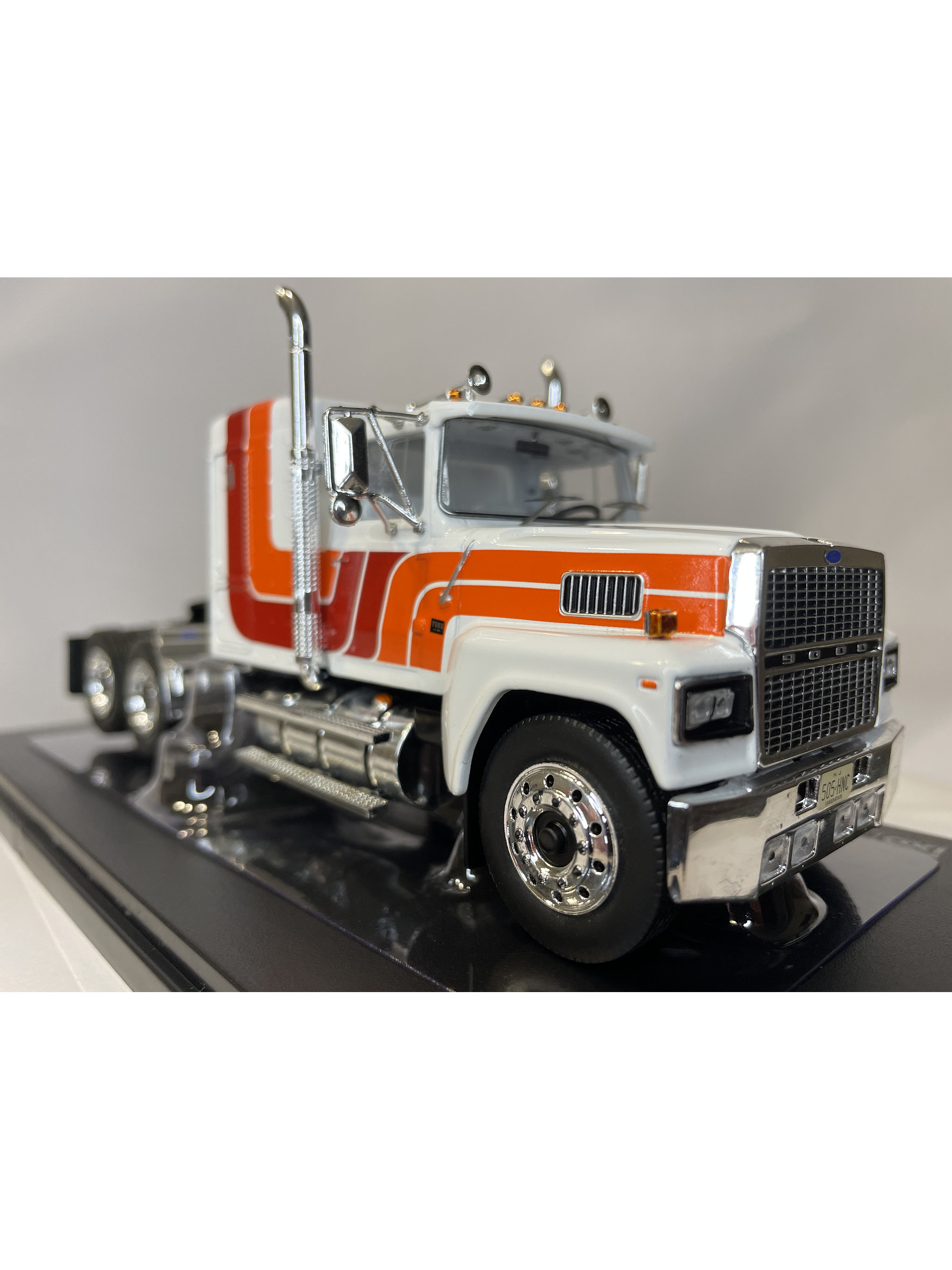 Camión Ford LTL-9000 – Ixo Models 1:43 – Clásico Americano en Chile 15