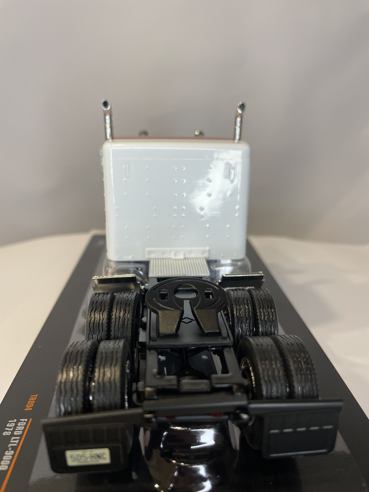 Camión Ford LTL-9000 – Ixo Models 1:43 – Clásico Americano en Chile 18