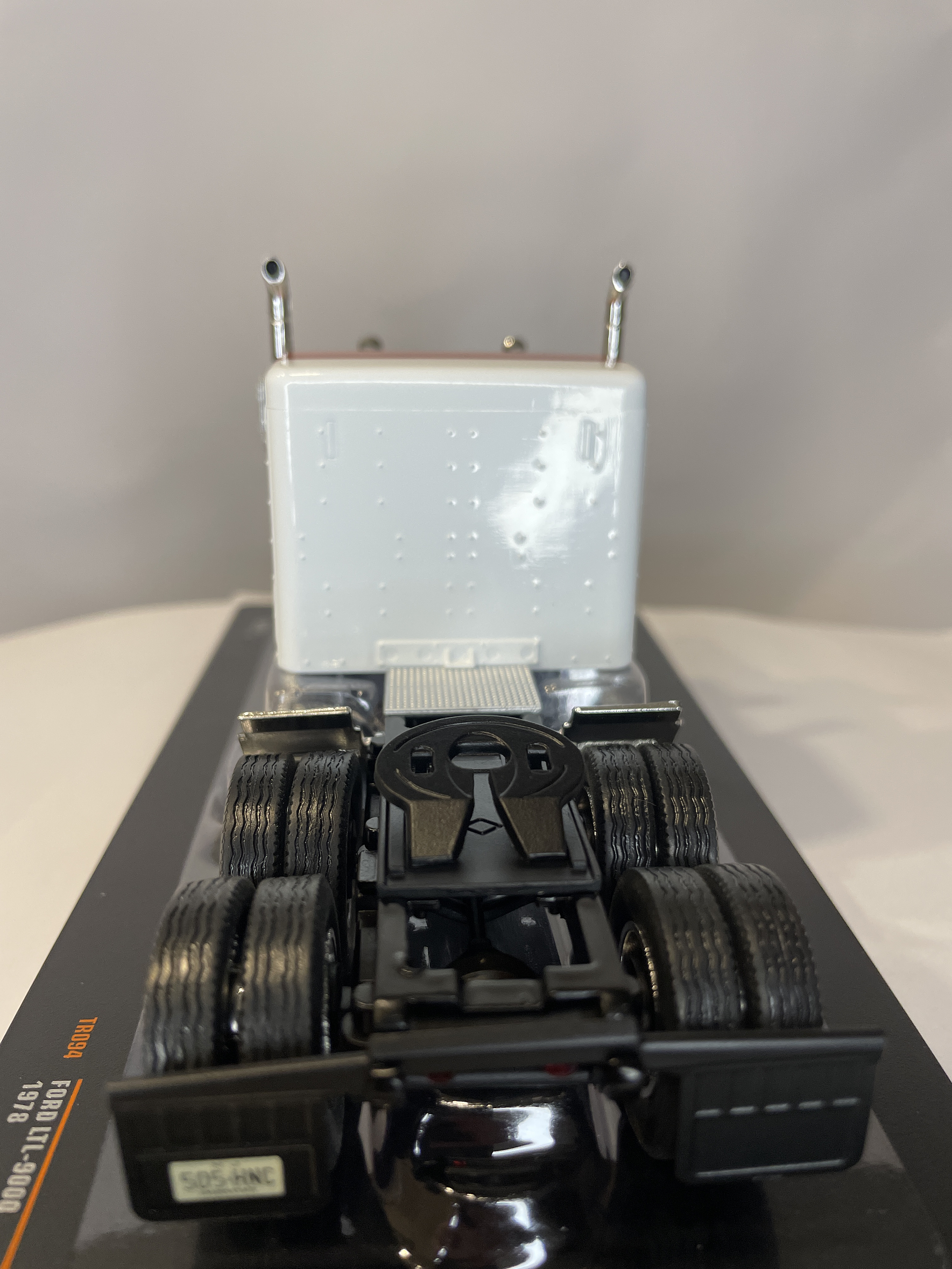 Camión Ford LTL-9000 – Ixo Models 1:43 – Clásico Americano en Chile 18