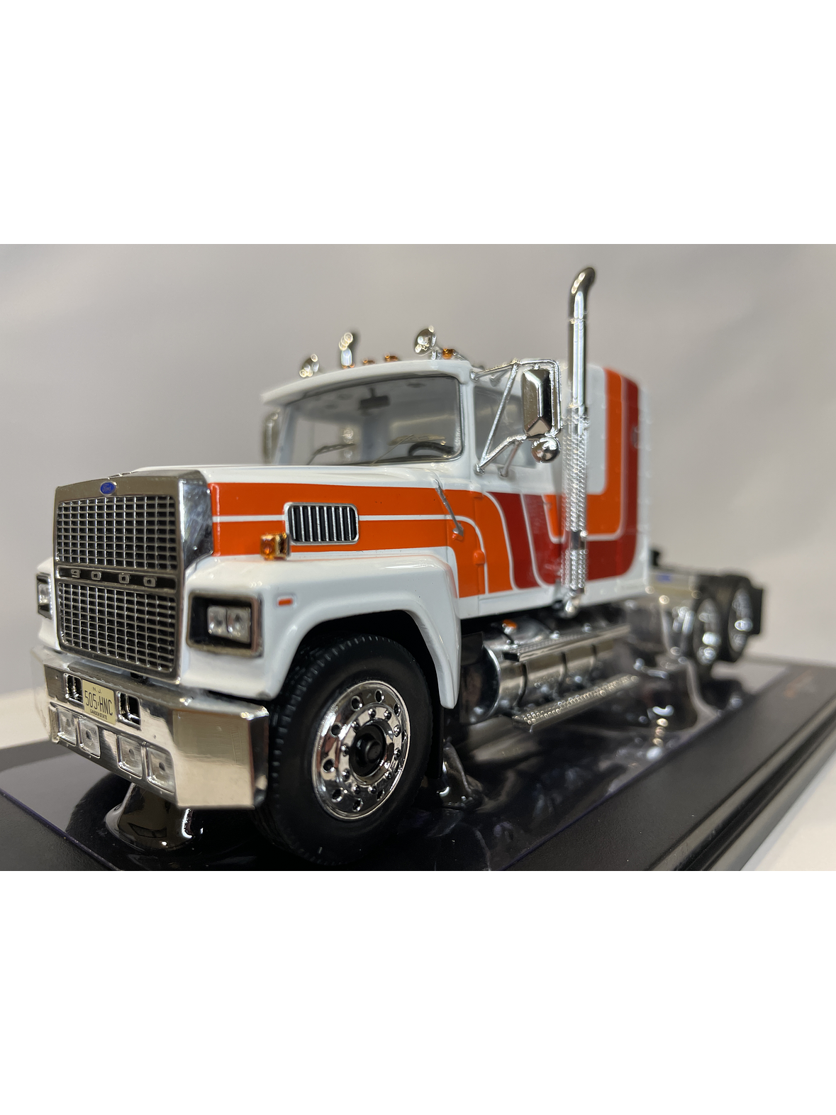 Camión Ford LTL-9000 – Ixo Models 1:43 – Clásico Americano en Chile 13