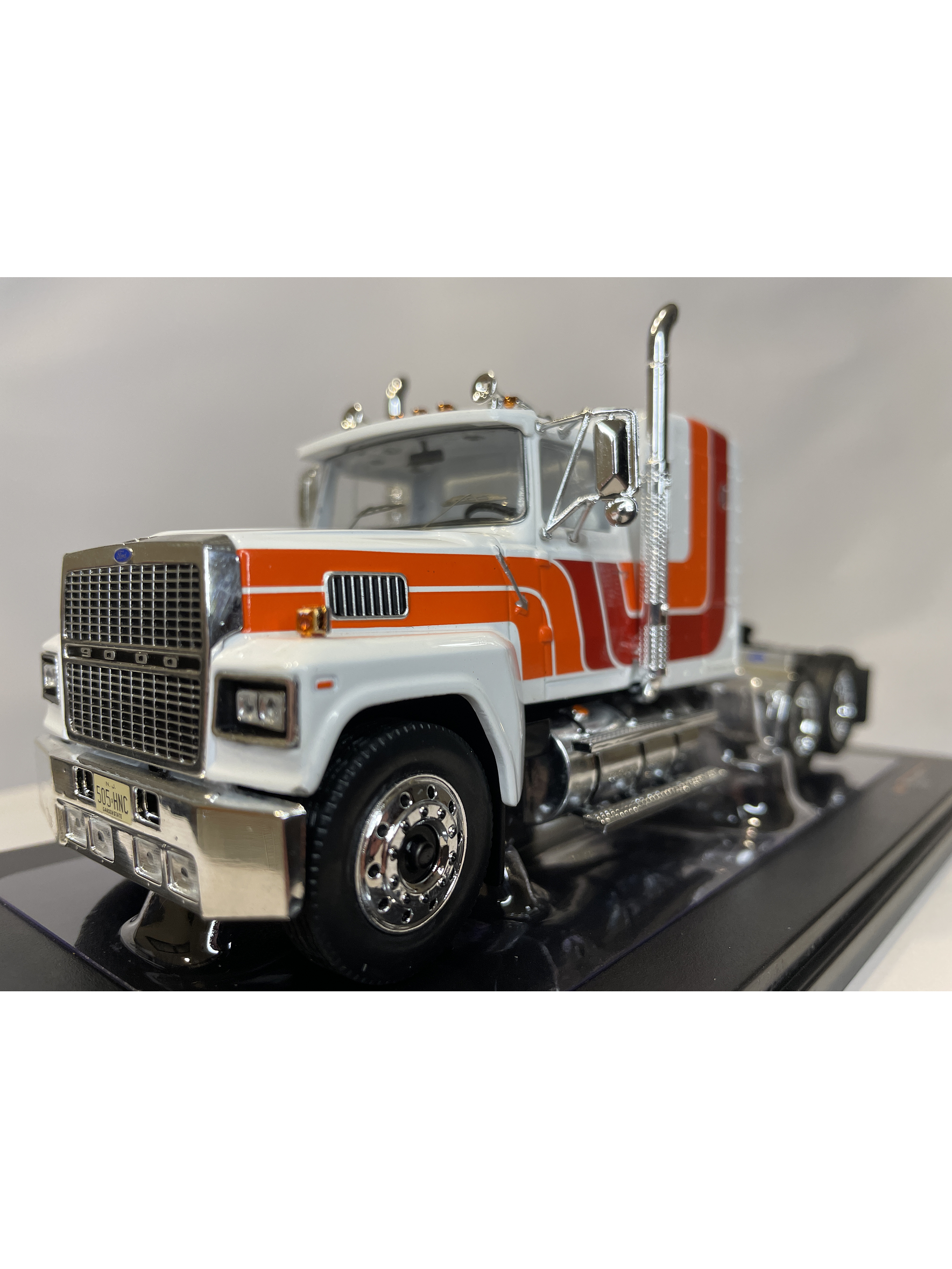 Camión Ford LTL-9000 – Ixo Models 1:43 – Clásico Americano en Chile 13