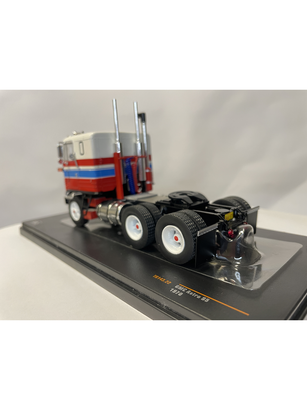 GMC Astro 95 Tractor Truck 1970 – IXO Models 1:43 – Ícono Americano de Cabina Frontal 7