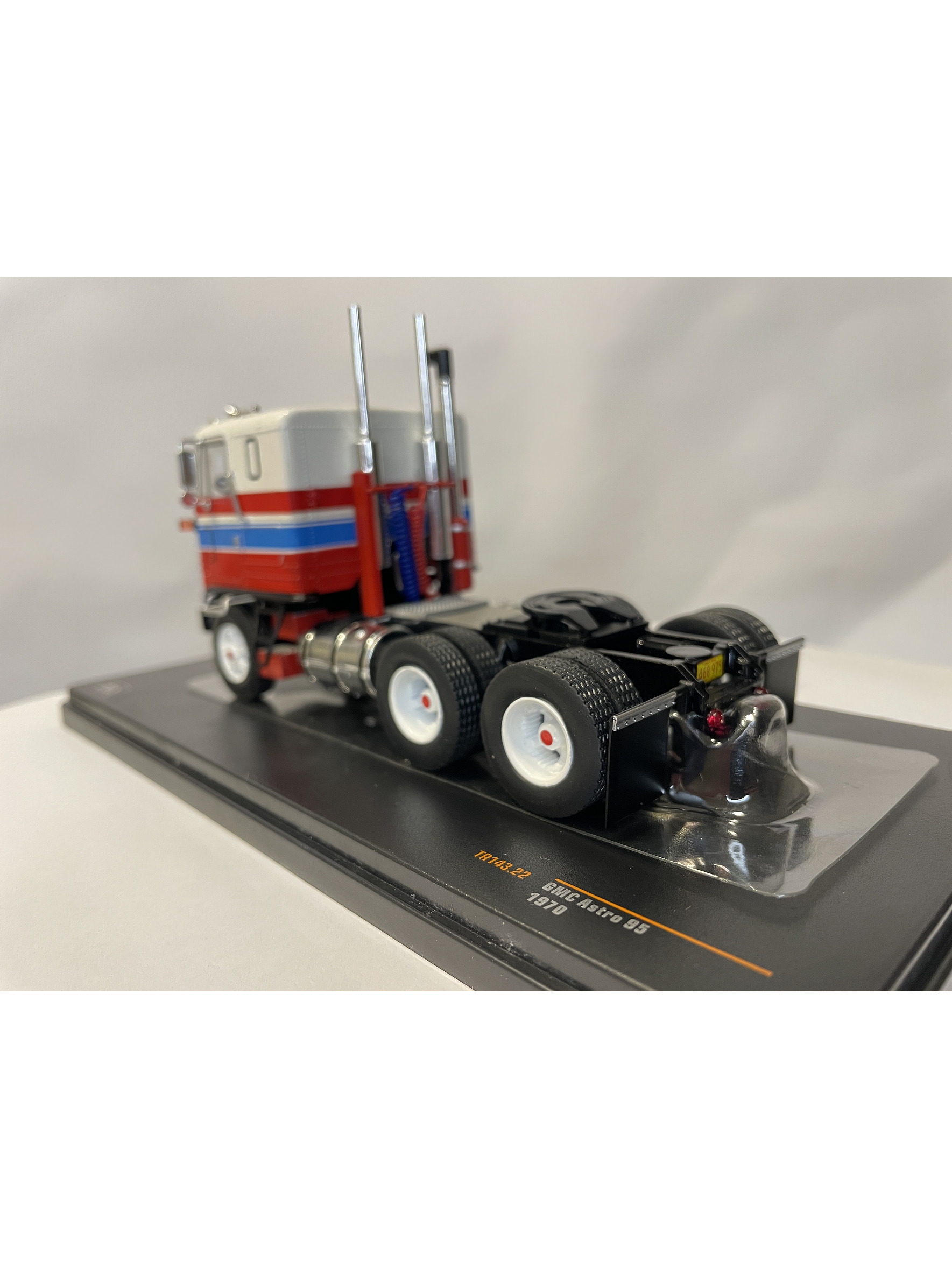 GMC Astro 95 Tractor Truck 1970 – IXO Models 1:43 – Ícono Americano de Cabina Frontal 7