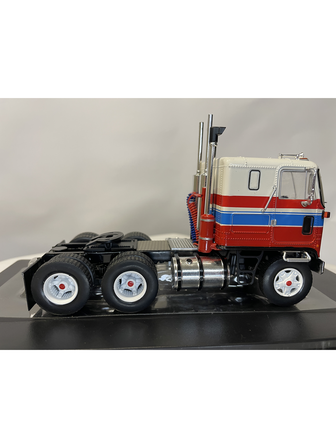 GMC Astro 95 Tractor Truck 1970 – IXO Models 1:43 – Ícono Americano de Cabina Frontal 5