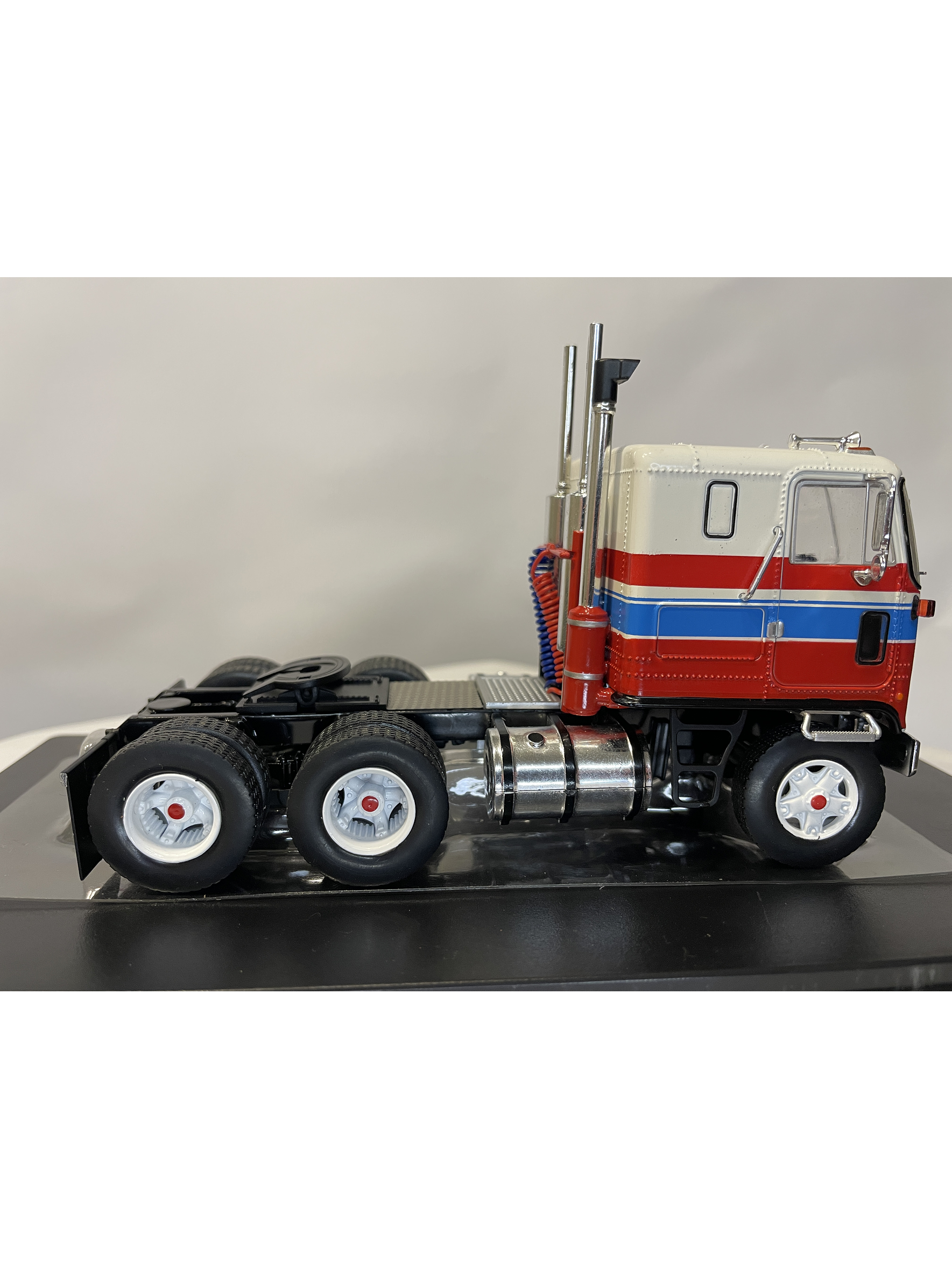 GMC Astro 95 Tractor Truck 1970 – IXO Models 1:43 – Ícono Americano de Cabina Frontal 5