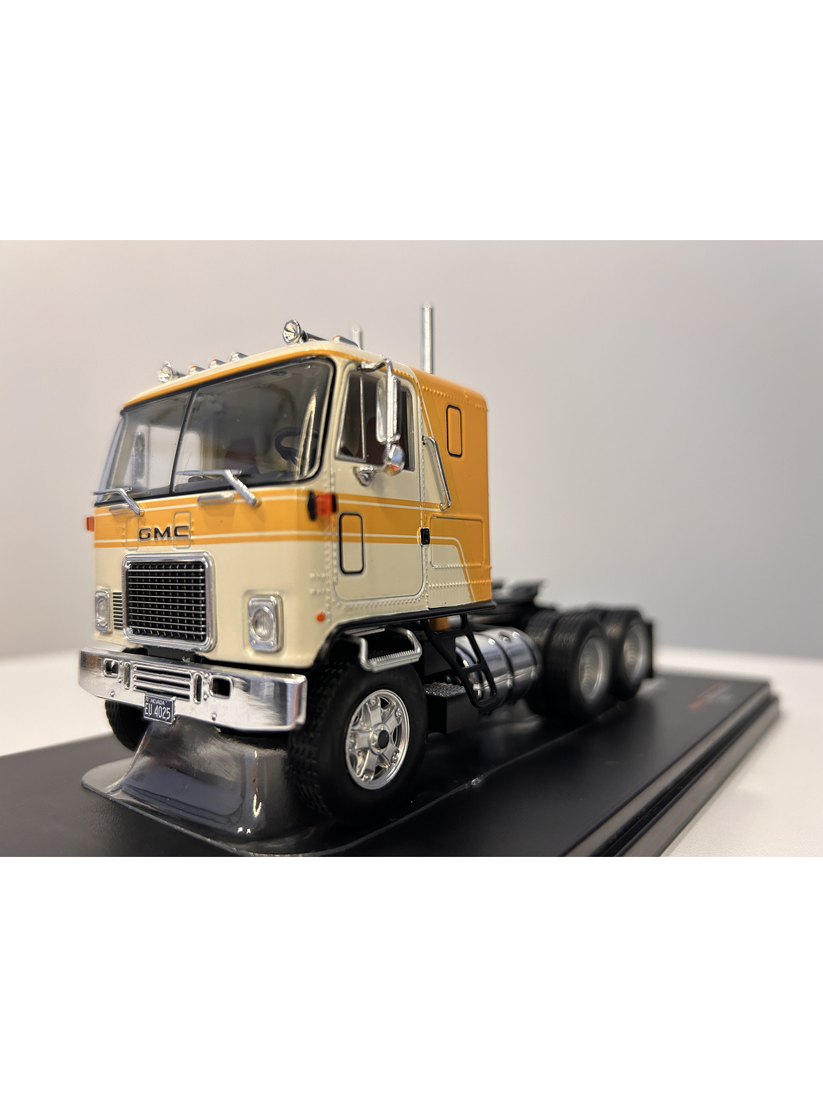 GMC Astro 95 Tractor Truck 1970 – IXO Models 1:43 – Ícono Americano de Cabina Frontal 12
