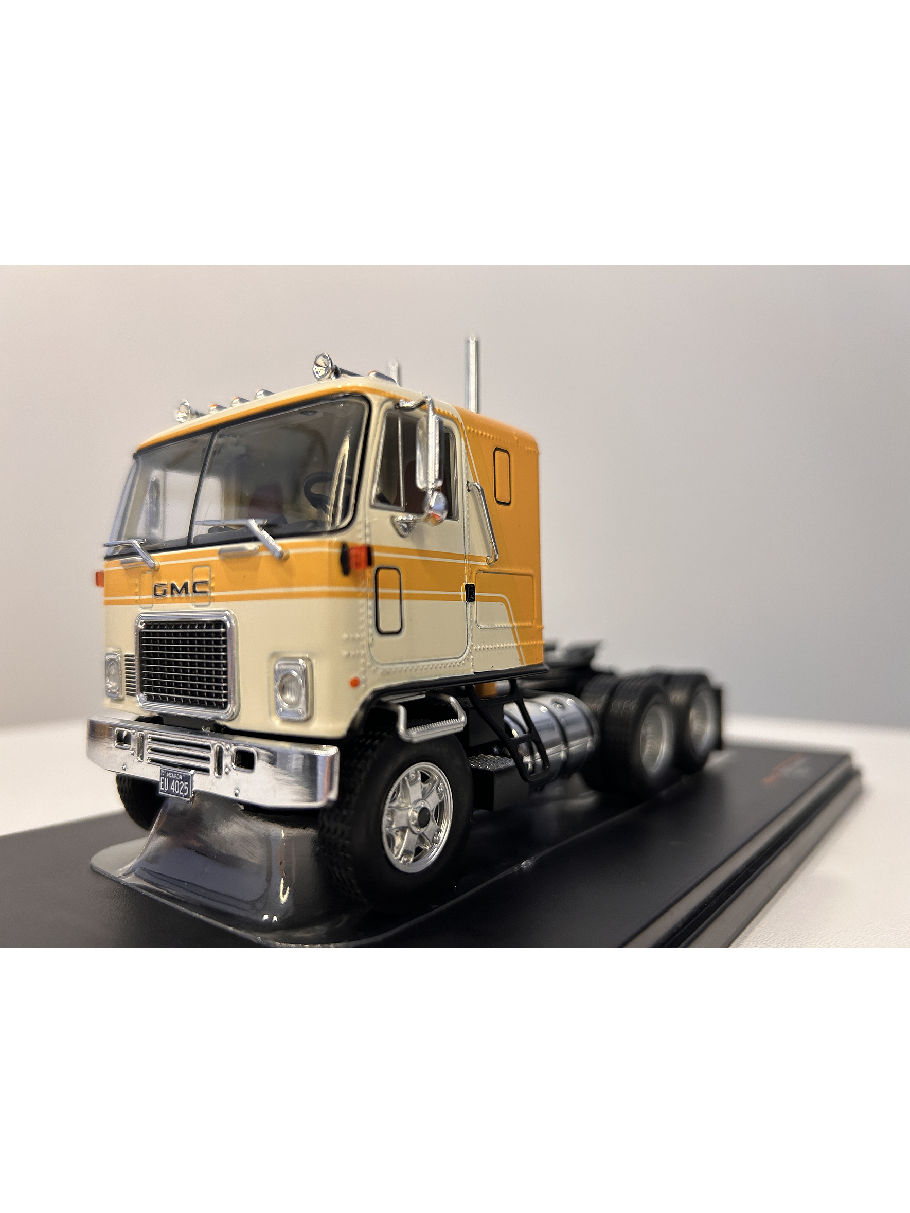 GMC Astro 95 Tractor Truck 1970 – IXO Models 1:43 – Ícono Americano de Cabina Frontal 12
