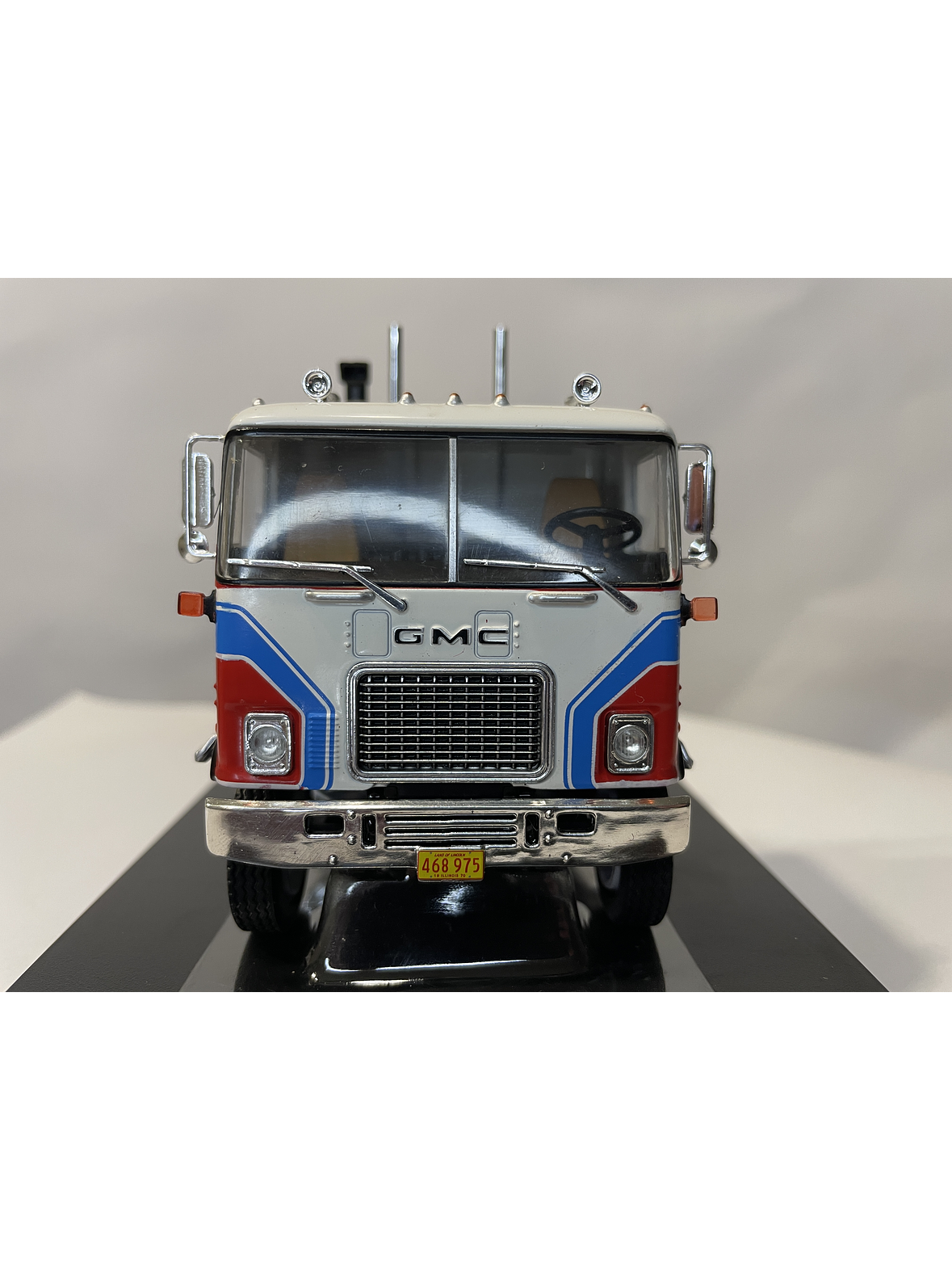 GMC Astro 95 Tractor Truck 1970 – IXO Models 1:43 – Ícono Americano de Cabina Frontal 3
