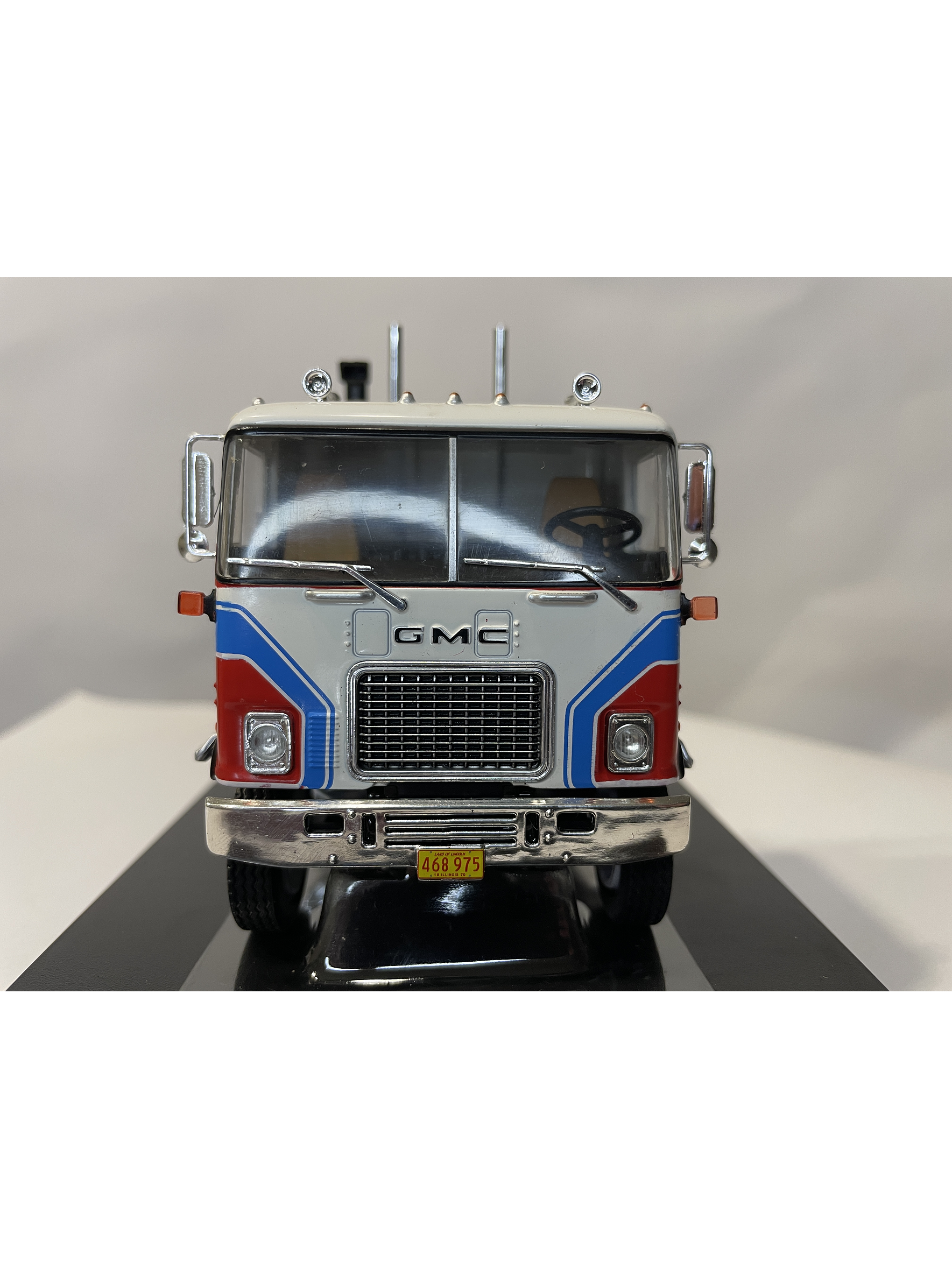 GMC Astro 95 Tractor Truck 1970 – IXO Models 1:43 – Ícono Americano de Cabina Frontal 3