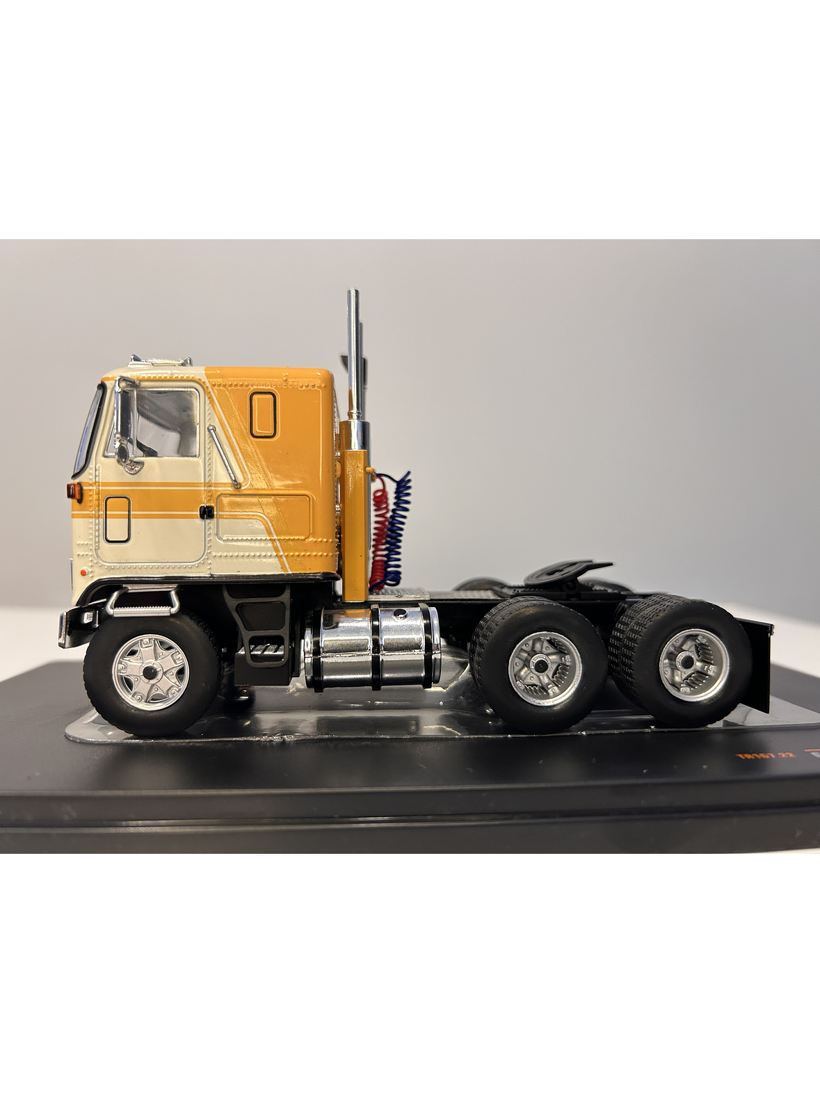 GMC Astro 95 Tractor Truck 1970 – IXO Models 1:43 – Ícono Americano de Cabina Frontal 18