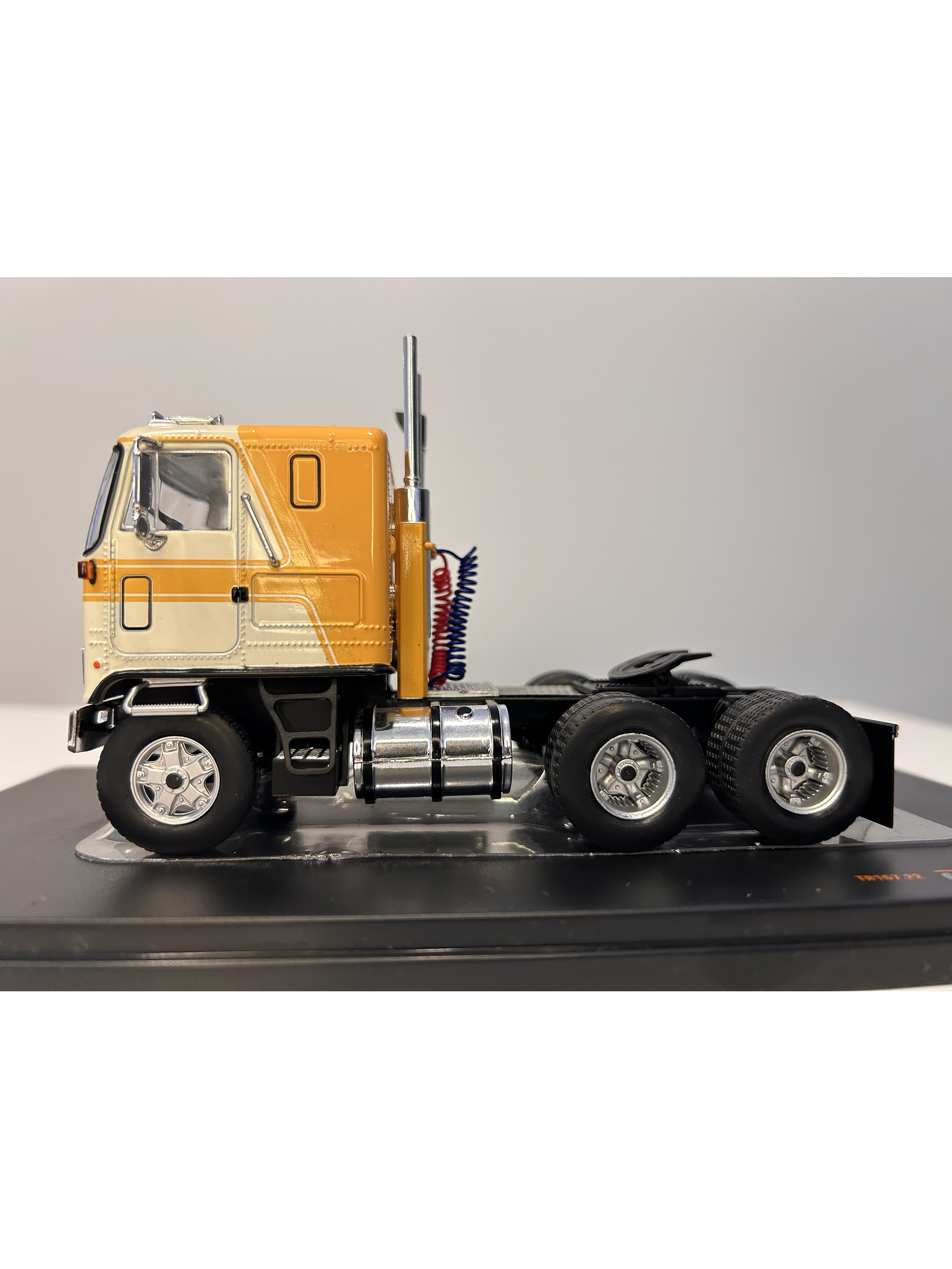GMC Astro 95 Tractor Truck 1970 – IXO Models 1:43 – Ícono Americano de Cabina Frontal 18
