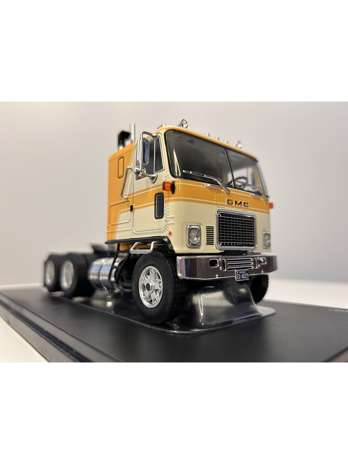 GMC Astro 95 Tractor Truck 1970 – IXO Models 1:43 – Ícono Americano de Cabina Frontal 14