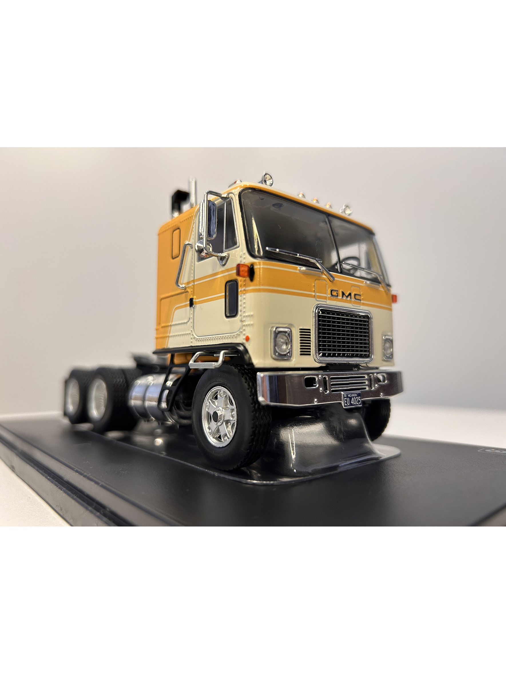 GMC Astro 95 Tractor Truck 1970 – IXO Models 1:43 – Ícono Americano de Cabina Frontal 14