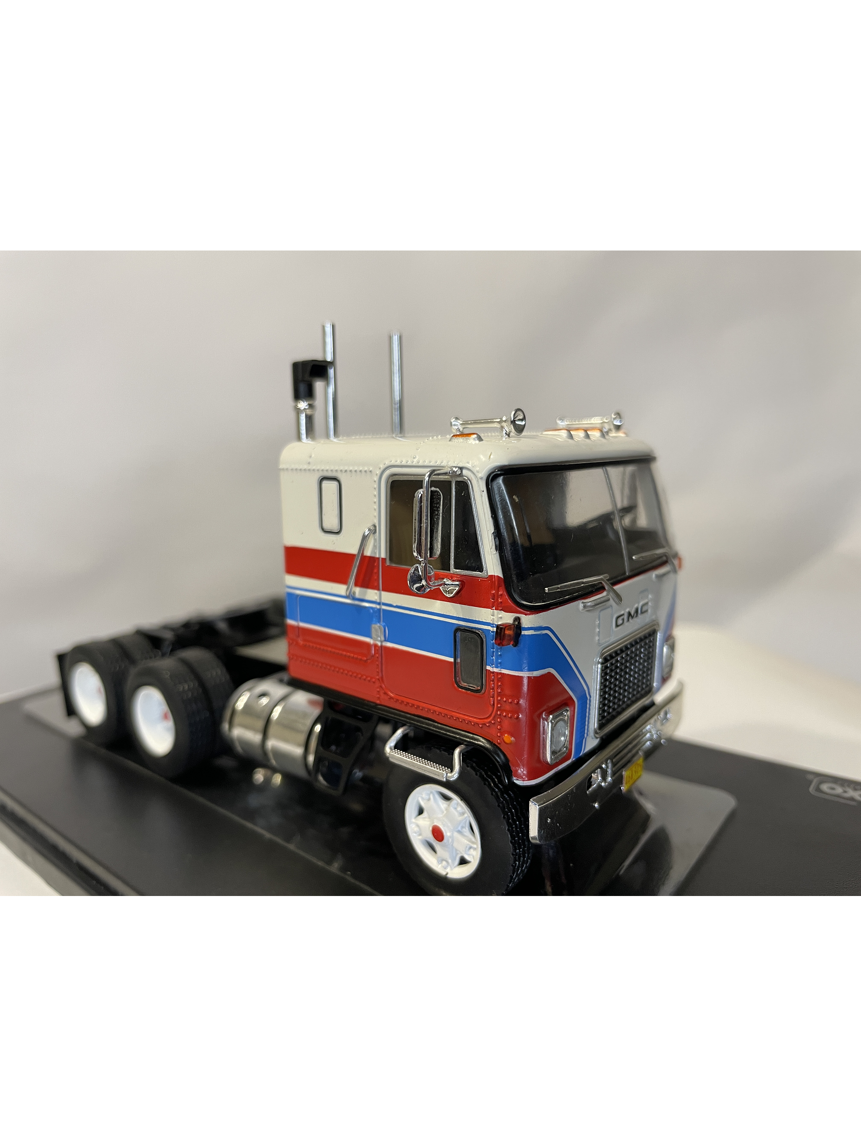 GMC Astro 95 Tractor Truck 1970 – IXO Models 1:43 – Ícono Americano de Cabina Frontal 9