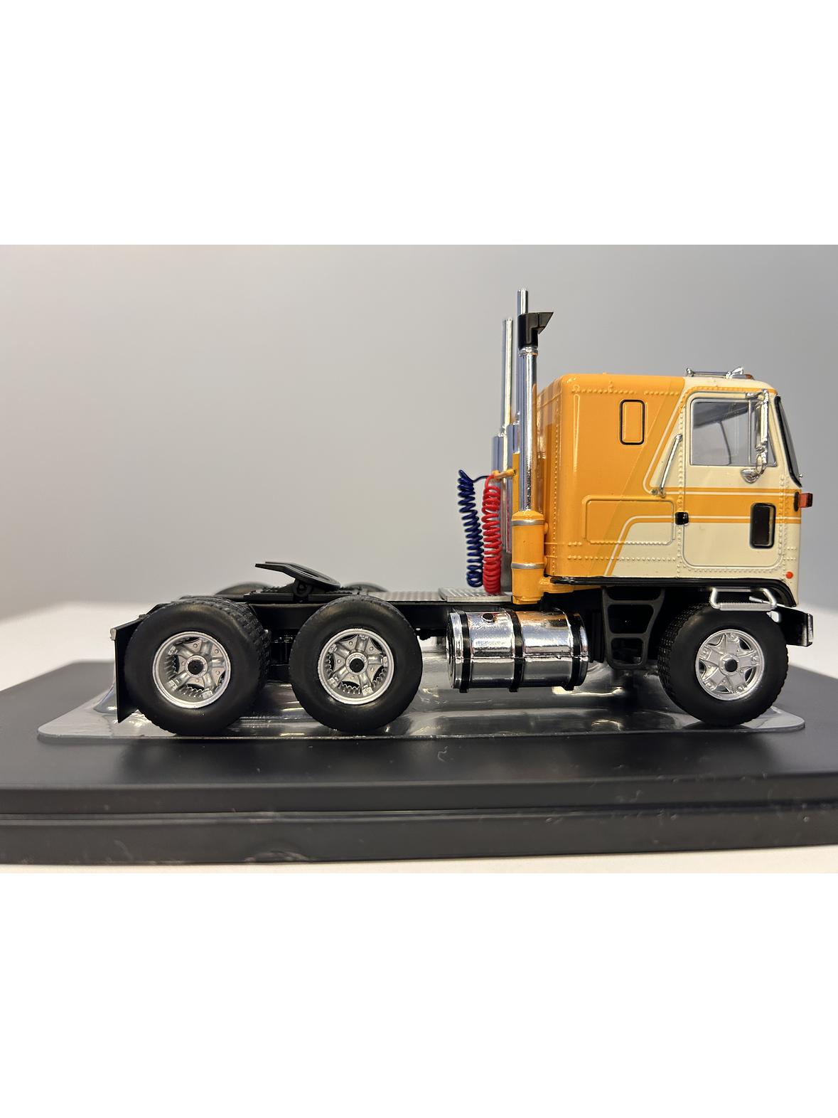 GMC Astro 95 Tractor Truck 1970 – IXO Models 1:43 – Ícono Americano de Cabina Frontal 15