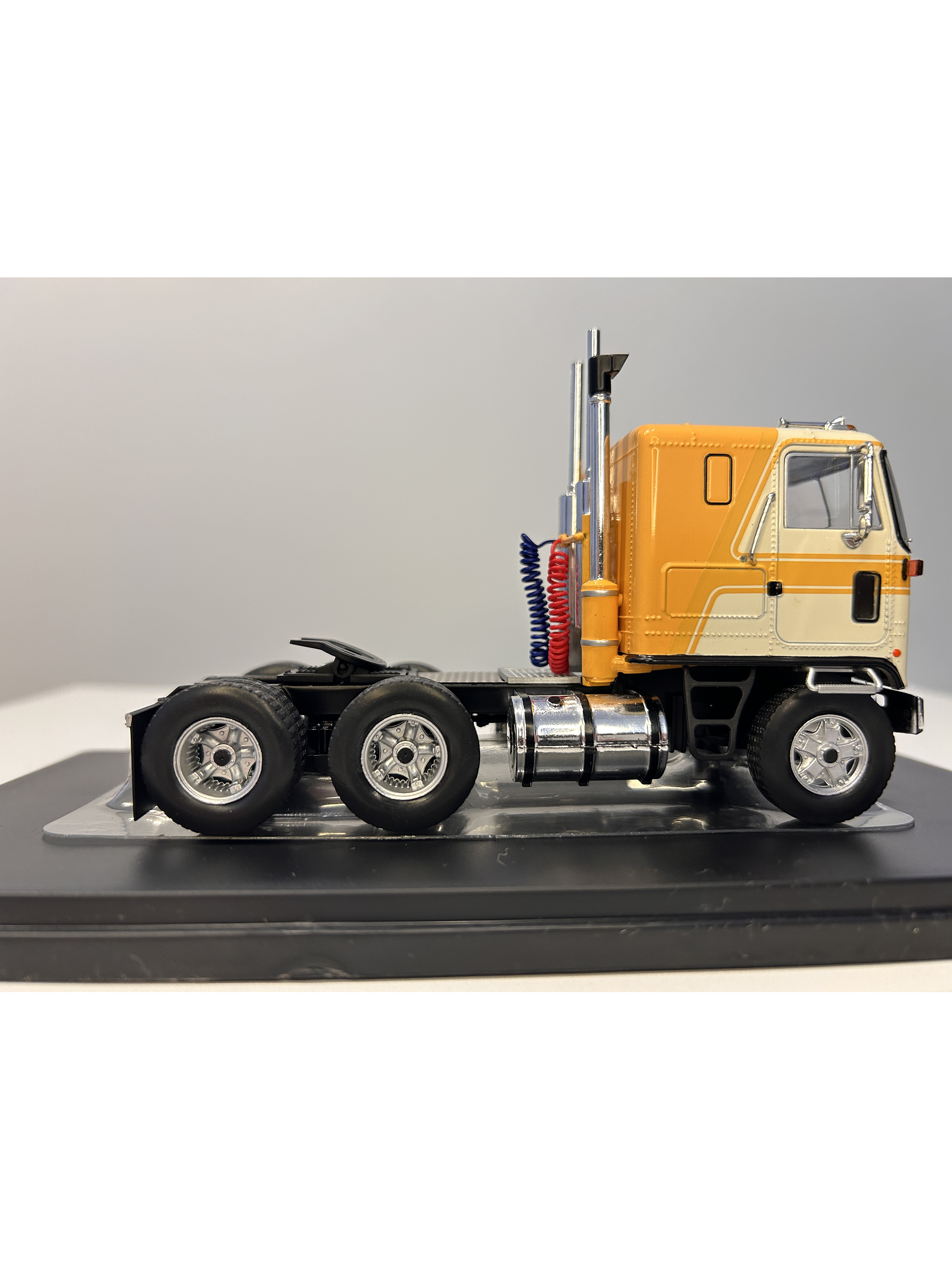GMC Astro 95 Tractor Truck 1970 – IXO Models 1:43 – Ícono Americano de Cabina Frontal 15