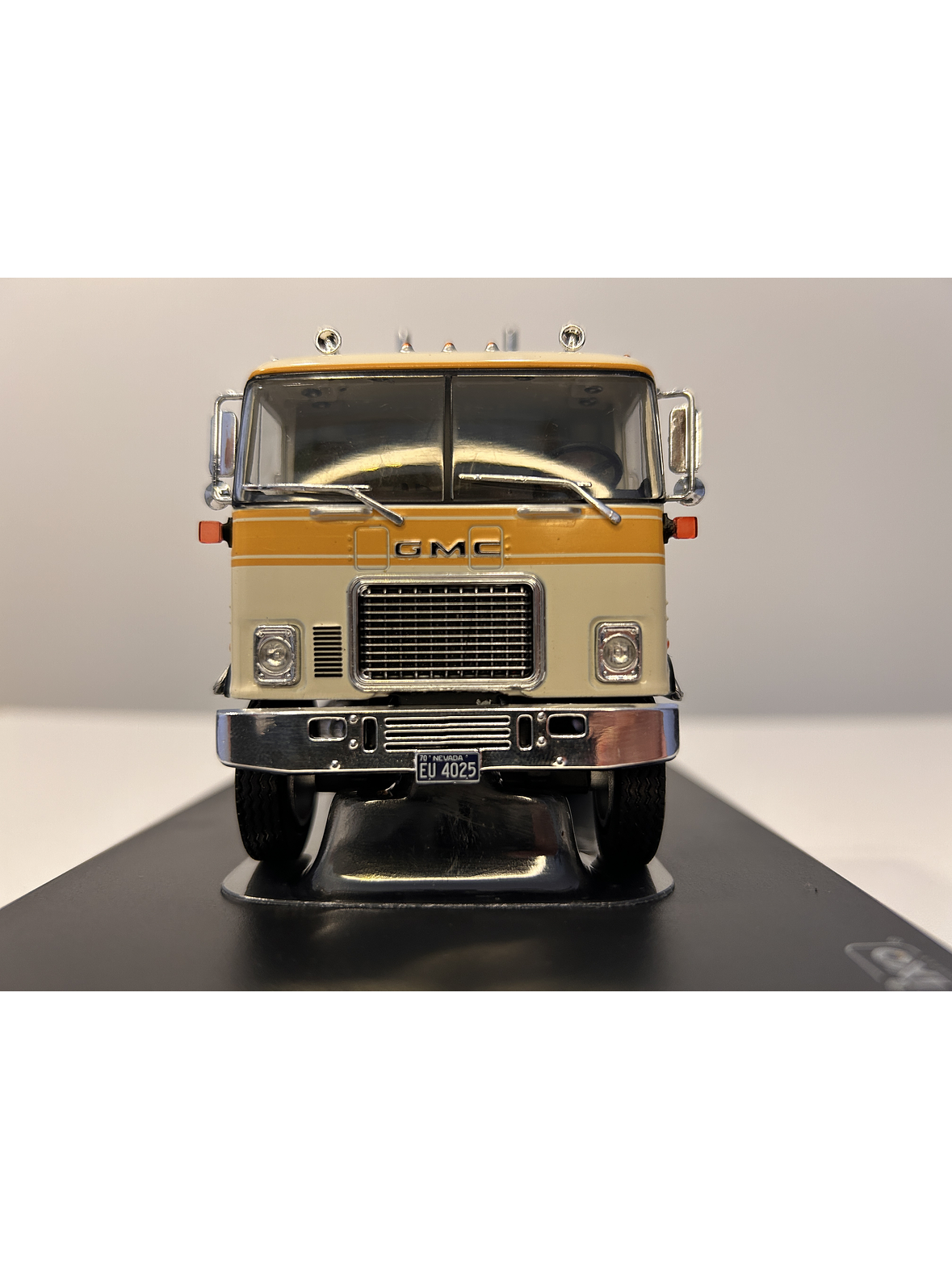 GMC Astro 95 Tractor Truck 1970 – IXO Models 1:43 – Ícono Americano de Cabina Frontal 13