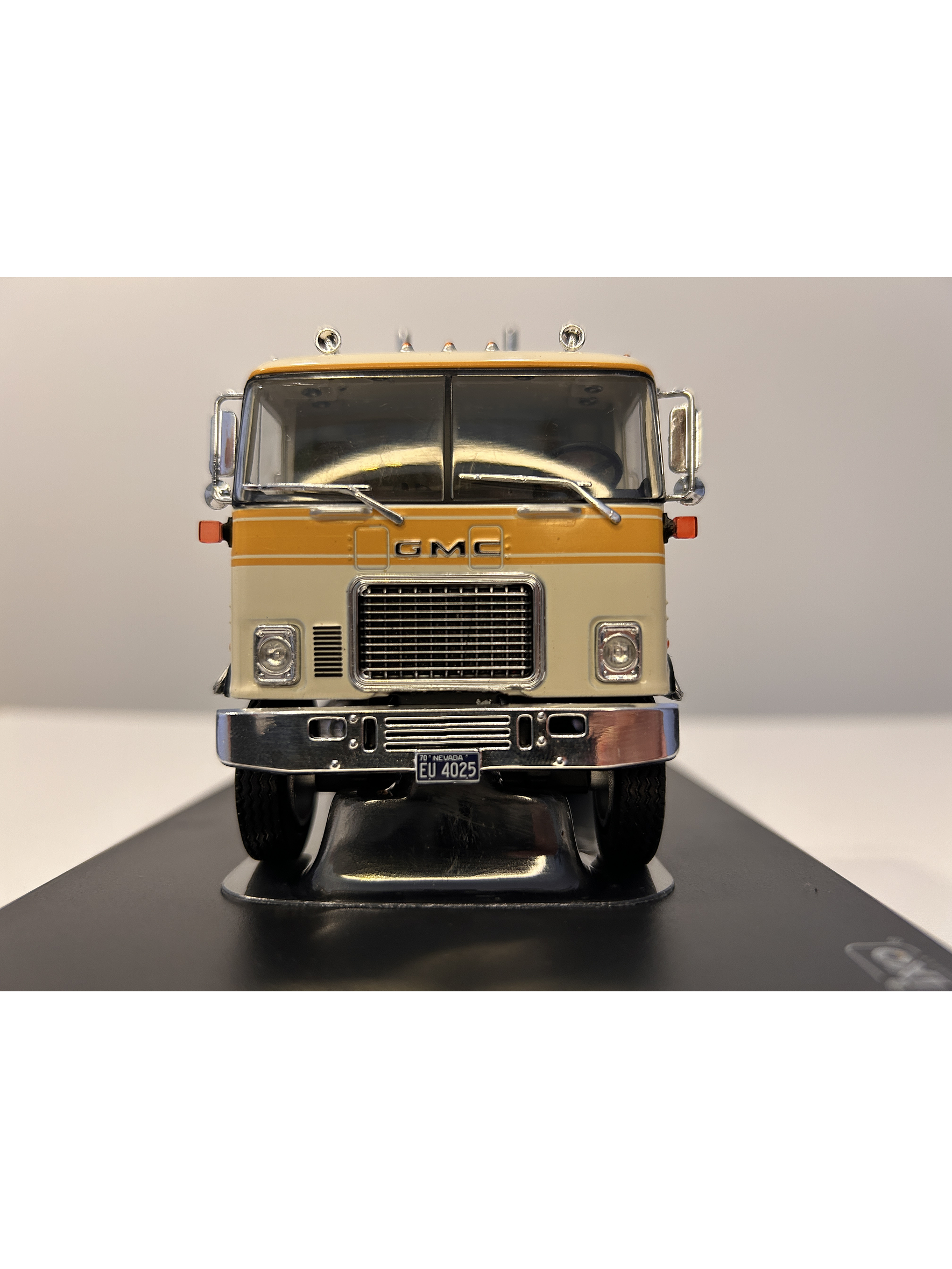 GMC Astro 95 Tractor Truck 1970 – IXO Models 1:43 – Ícono Americano de Cabina Frontal 13