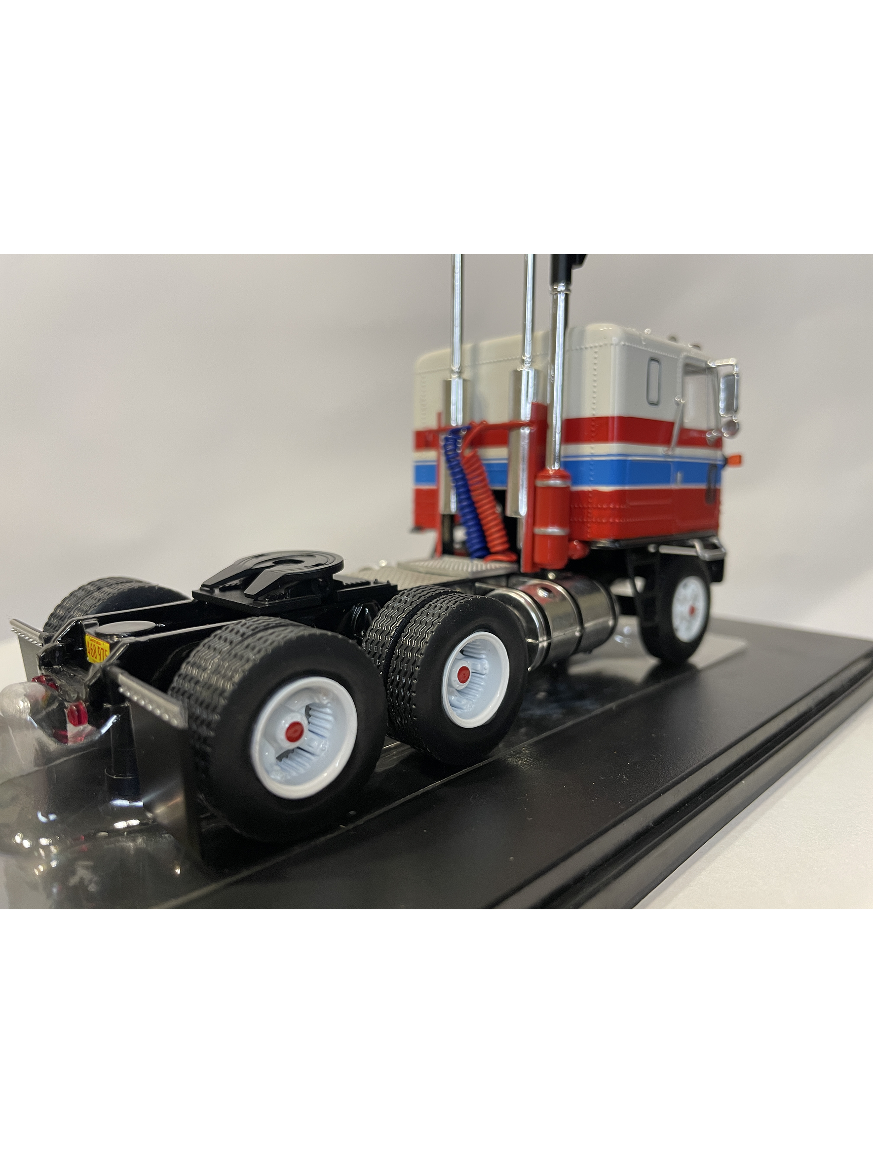 GMC Astro 95 Tractor Truck 1970 – IXO Models 1:43 – Ícono Americano de Cabina Frontal 6