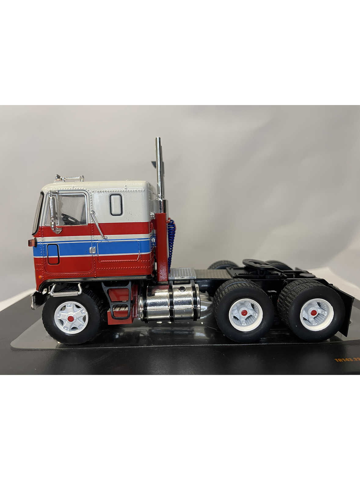 GMC Astro 95 Tractor Truck 1970 – IXO Models 1:43 – Ícono Americano de Cabina Frontal 8