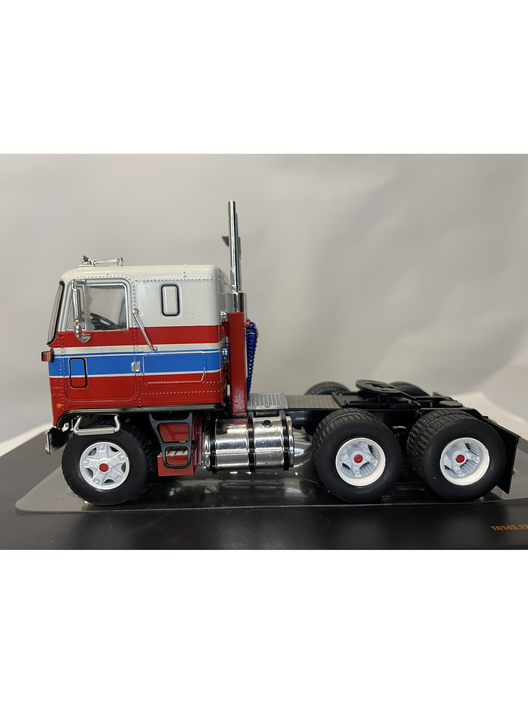 GMC Astro 95 Tractor Truck 1970 – IXO Models 1:43 – Ícono Americano de Cabina Frontal 8