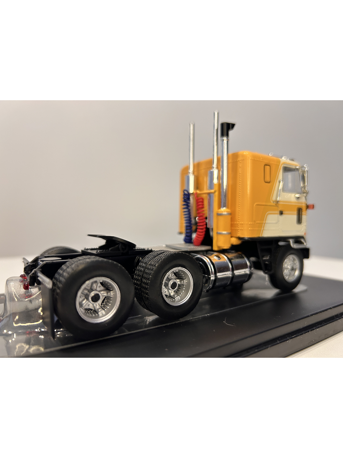 GMC Astro 95 Tractor Truck 1970 – IXO Models 1:43 – Ícono Americano de Cabina Frontal 16