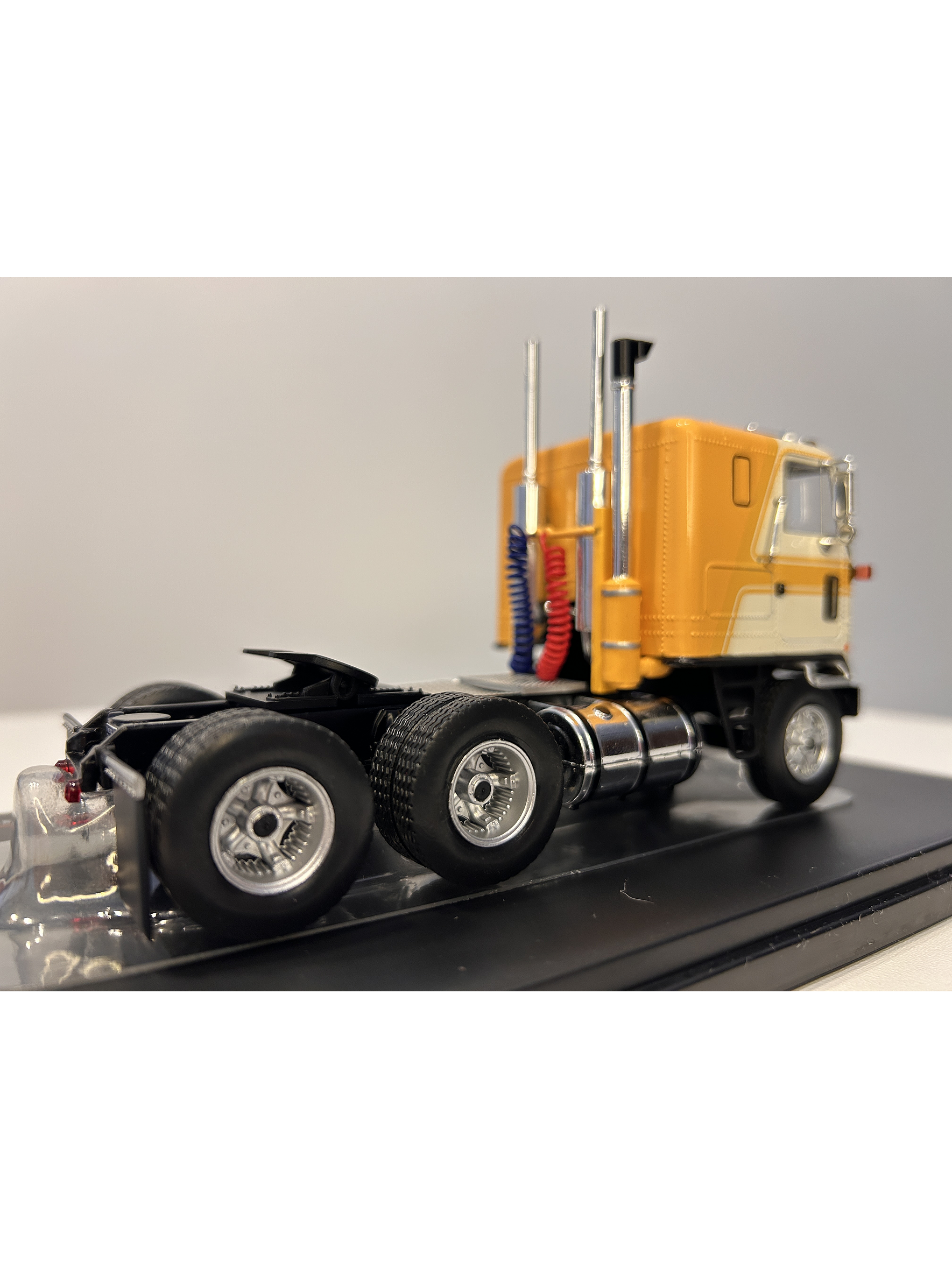 GMC Astro 95 Tractor Truck 1970 – IXO Models 1:43 – Ícono Americano de Cabina Frontal 16