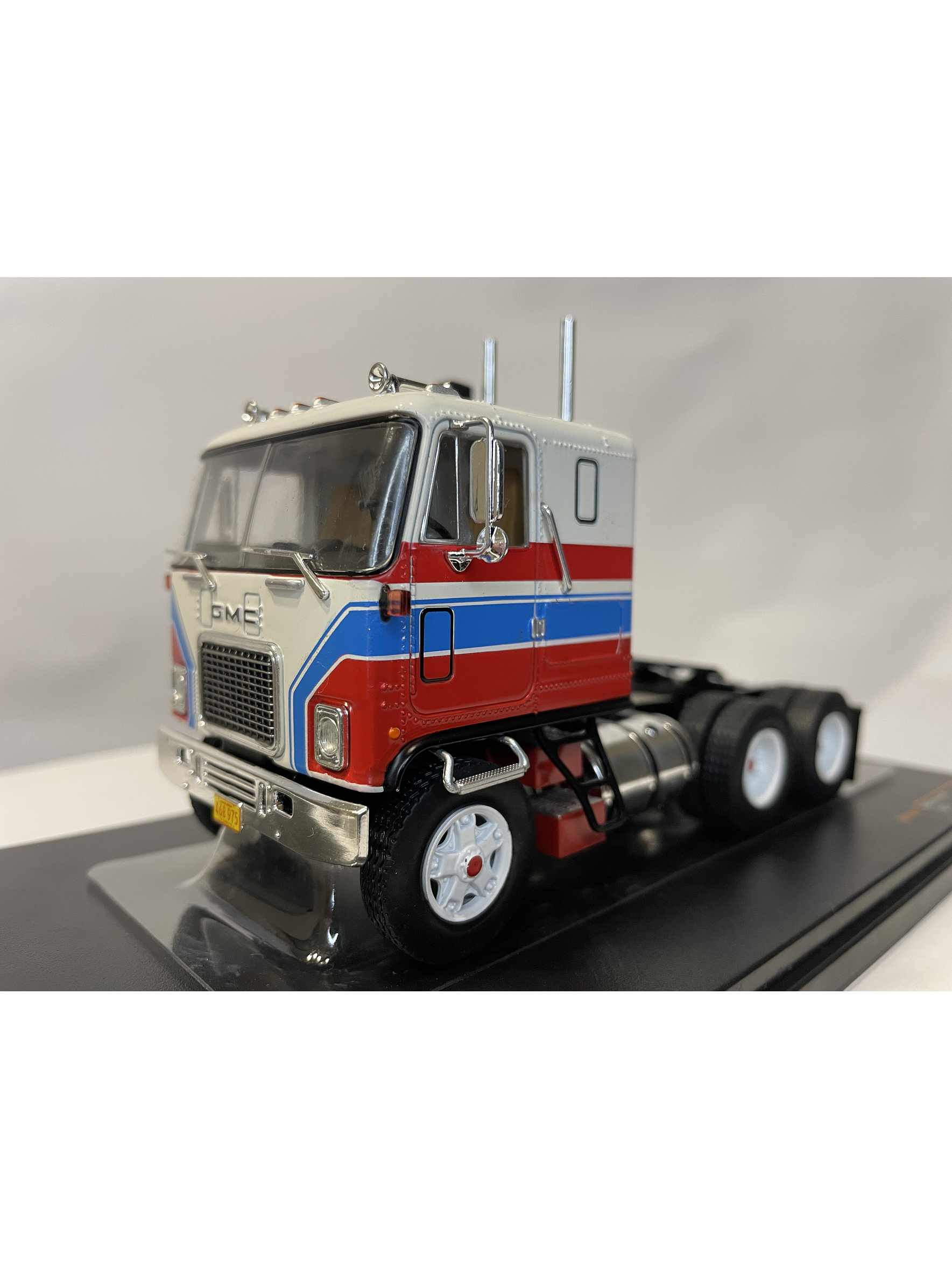 GMC Astro 95 Tractor Truck 1970 – IXO Models 1:43 – Ícono Americano de Cabina Frontal 2