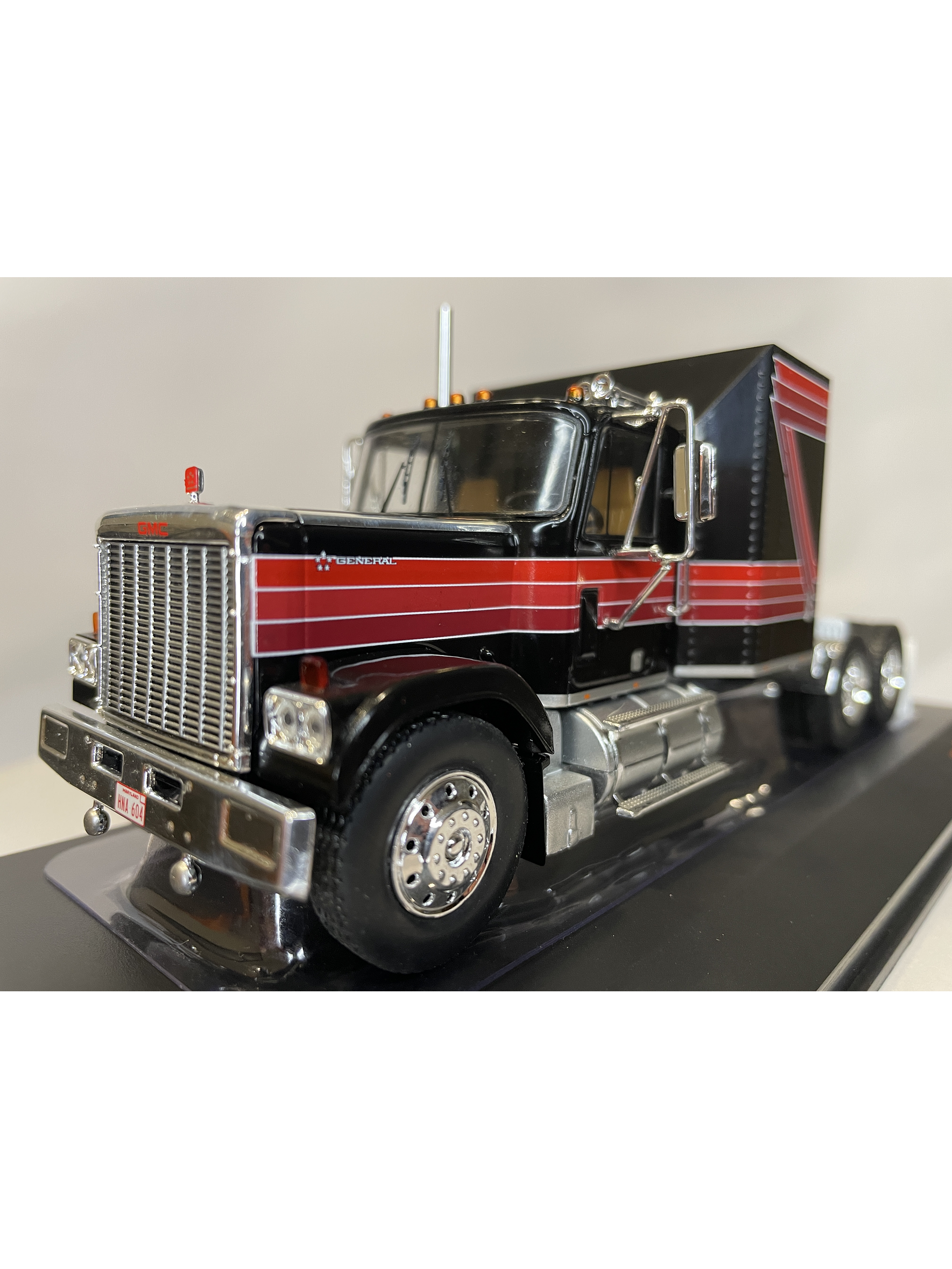 GMC General 1980 – Ixo Models 1:43 – Ícono Americano de Potencia 11