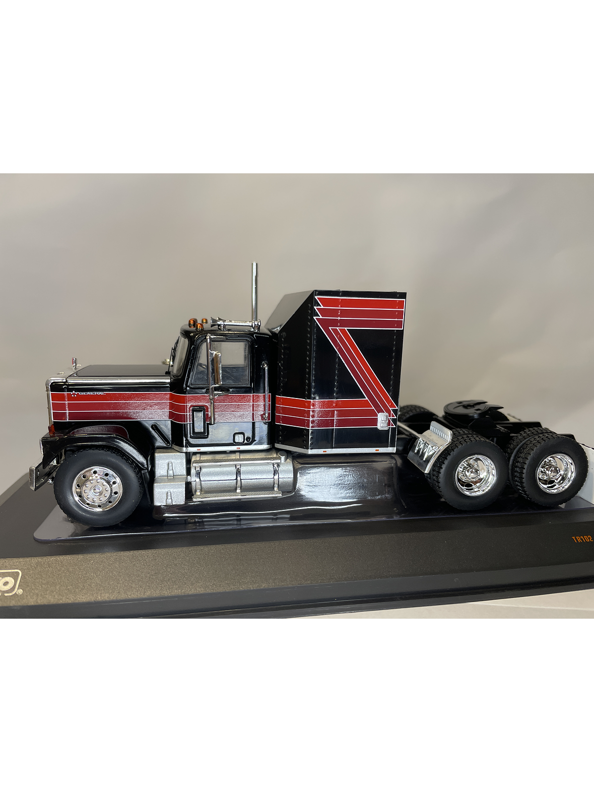 GMC General 1980 – Ixo Models 1:43 – Ícono Americano de Potencia 18