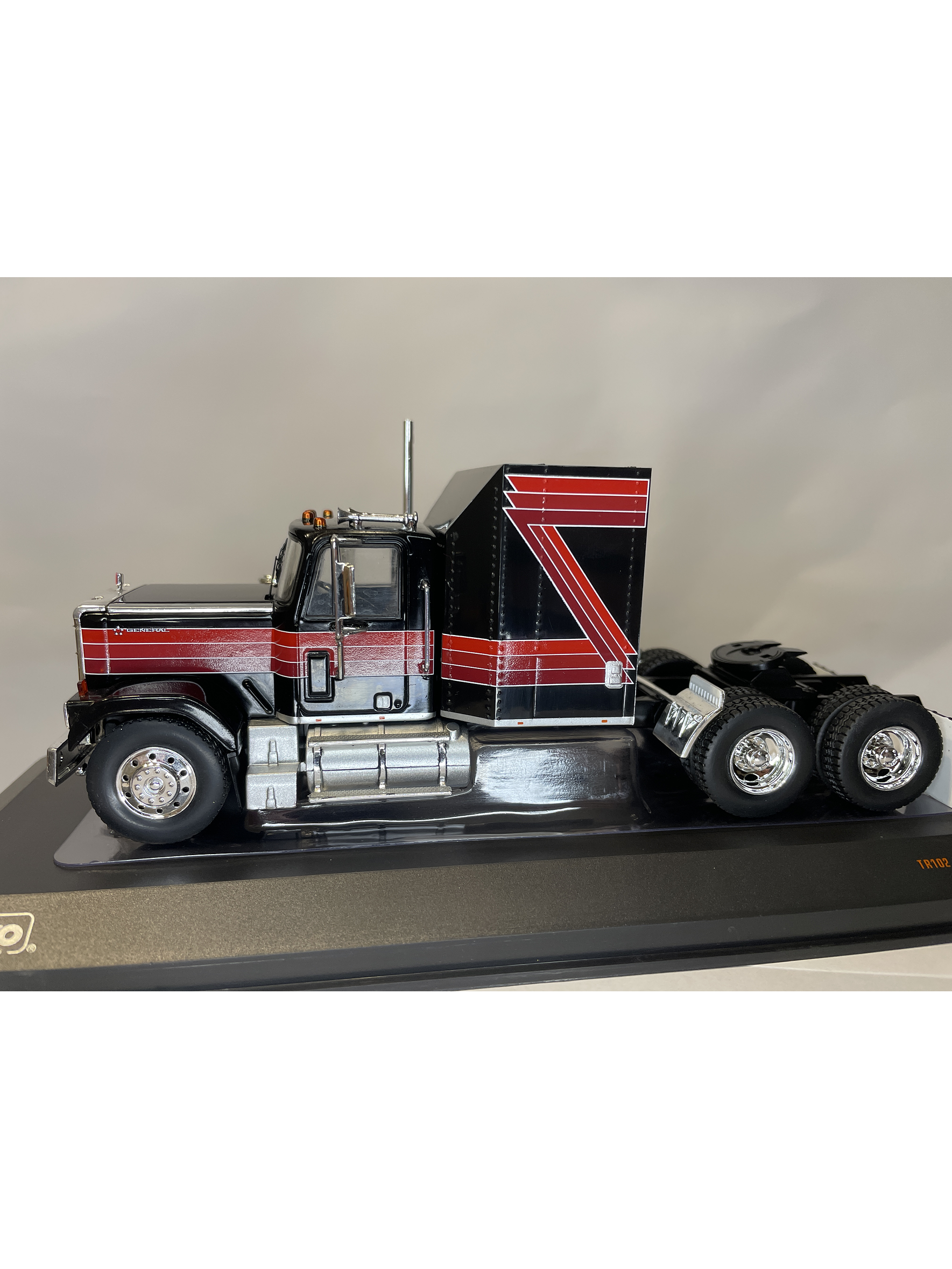 GMC General 1980 – Ixo Models 1:43 – Ícono Americano de Potencia 18