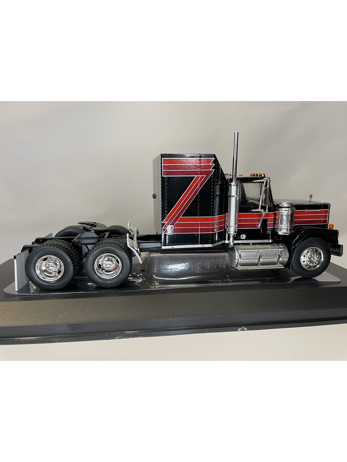 GMC General 1980 – Ixo Models 1:43 – Ícono Americano de Potencia 14