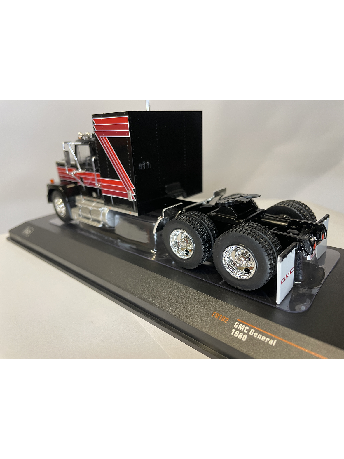 GMC General 1980 – Ixo Models 1:43 – Ícono Americano de Potencia 17