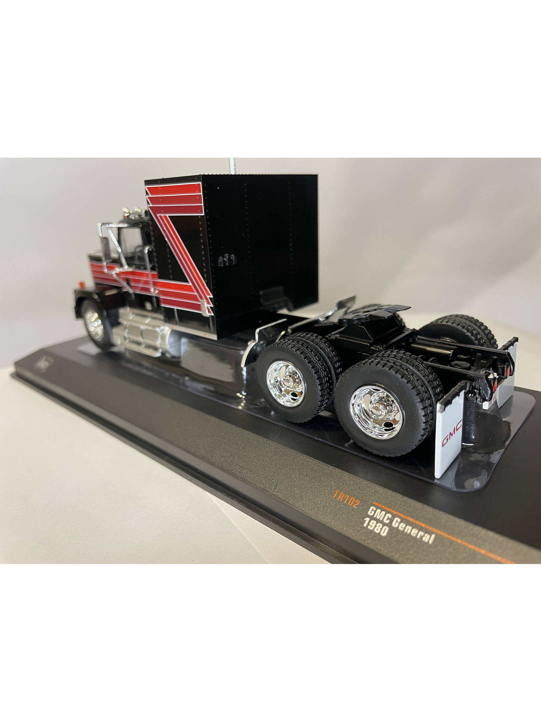 GMC General 1980 – Ixo Models 1:43 – Ícono Americano de Potencia 17