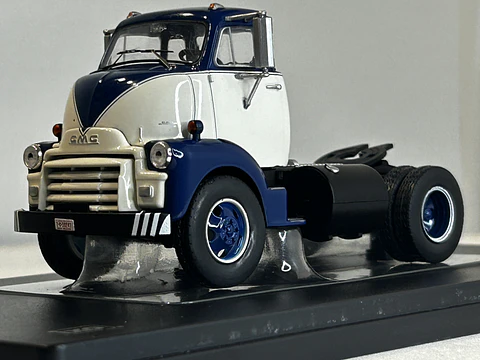 GMC 950 COE 1955 – IXO Models 1:43 – Cabover Clásico Americano
