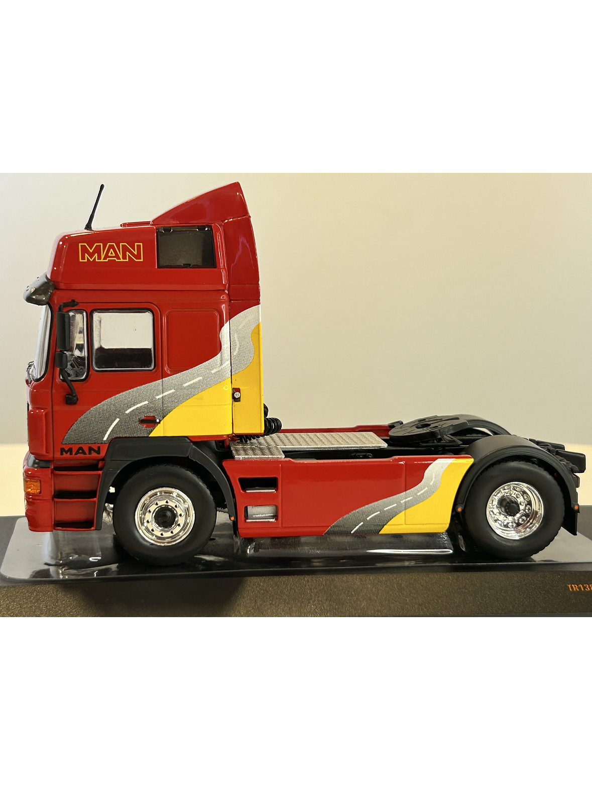 Camión a Escala MAN F2000 19.463 (1994) – IXO Models 1:43 | Historia y Nostalgia del Transporte 16