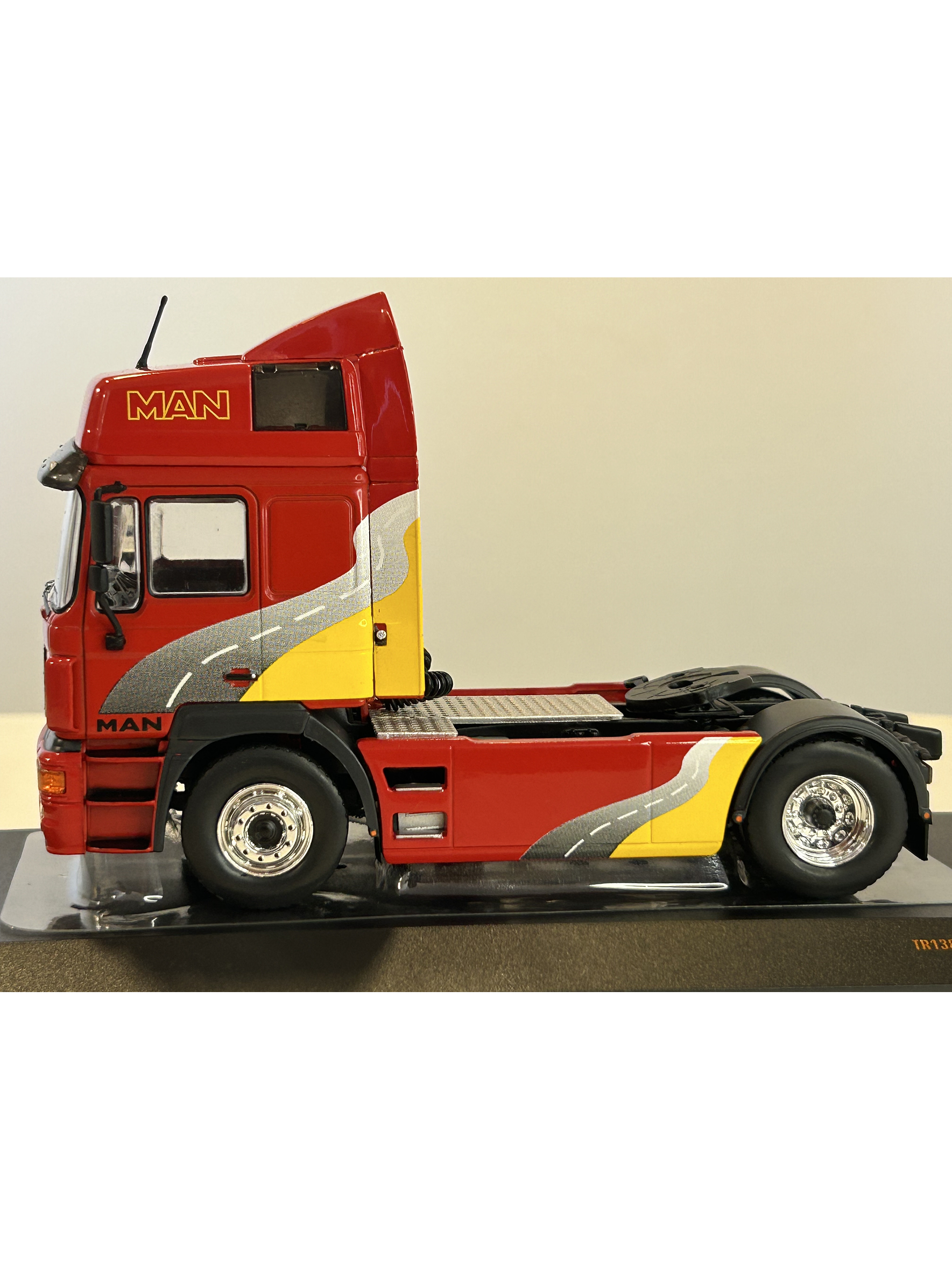 Camión a Escala MAN F2000 19.463 (1994) – IXO Models 1:43 | Historia y Nostalgia del Transporte 16