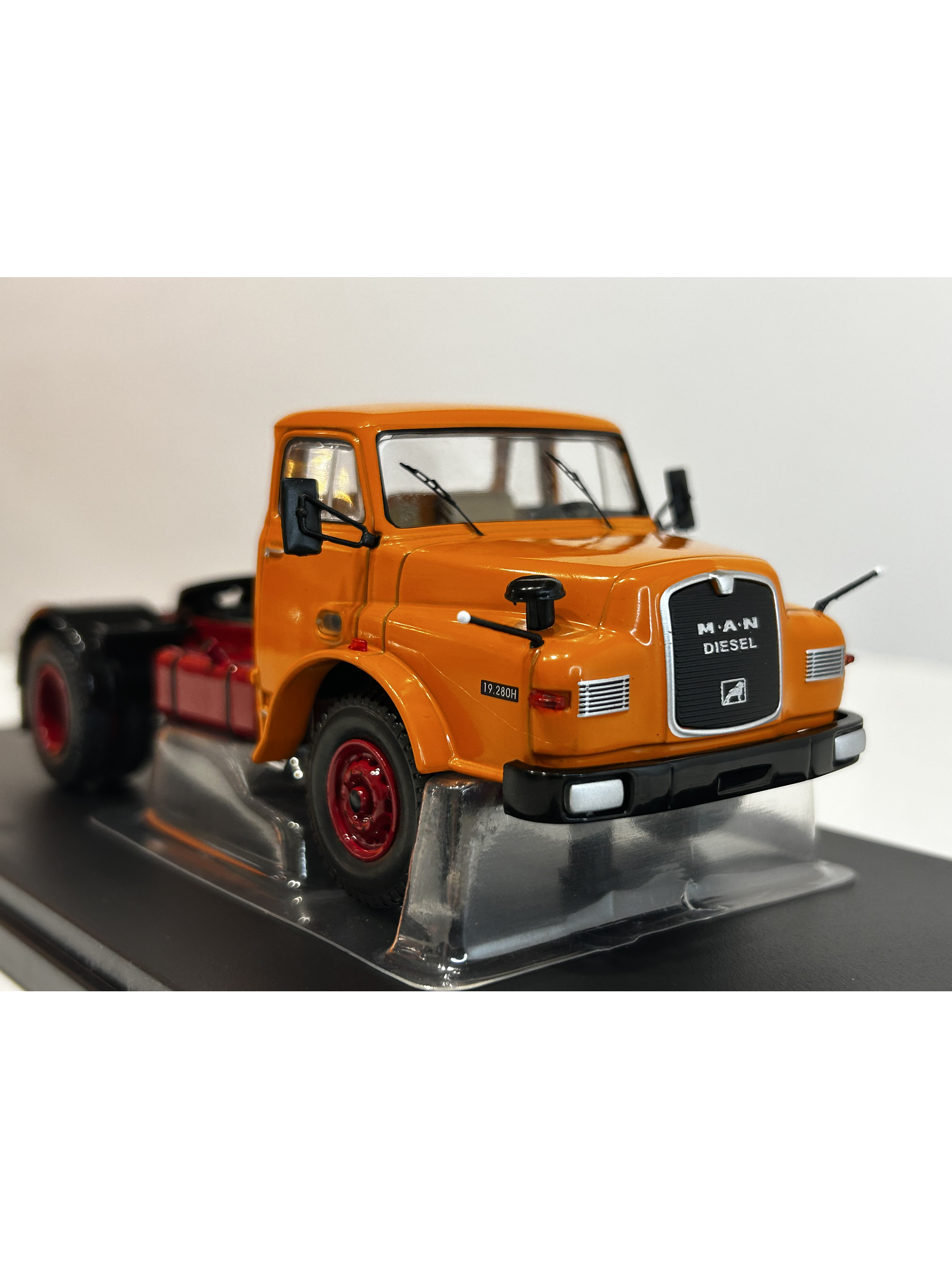 MAN 19.280 H 1971 – IXO Models 1:43 – Clásico camión europeo 3