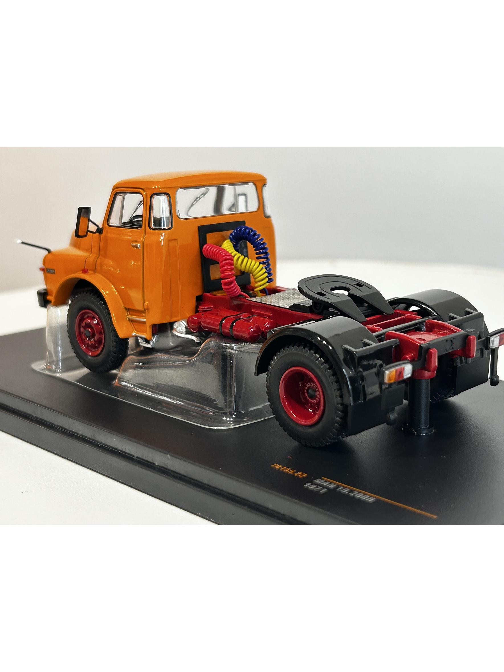 MAN 19.280 H 1971 – IXO Models 1:43 – Clásico camión europeo 7