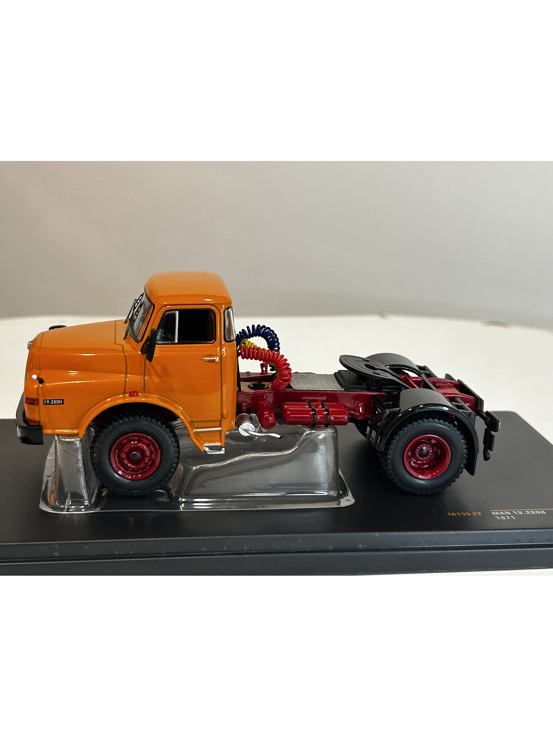 MAN 19.280 H 1971 – IXO Models 1:43 – Clásico camión europeo 8