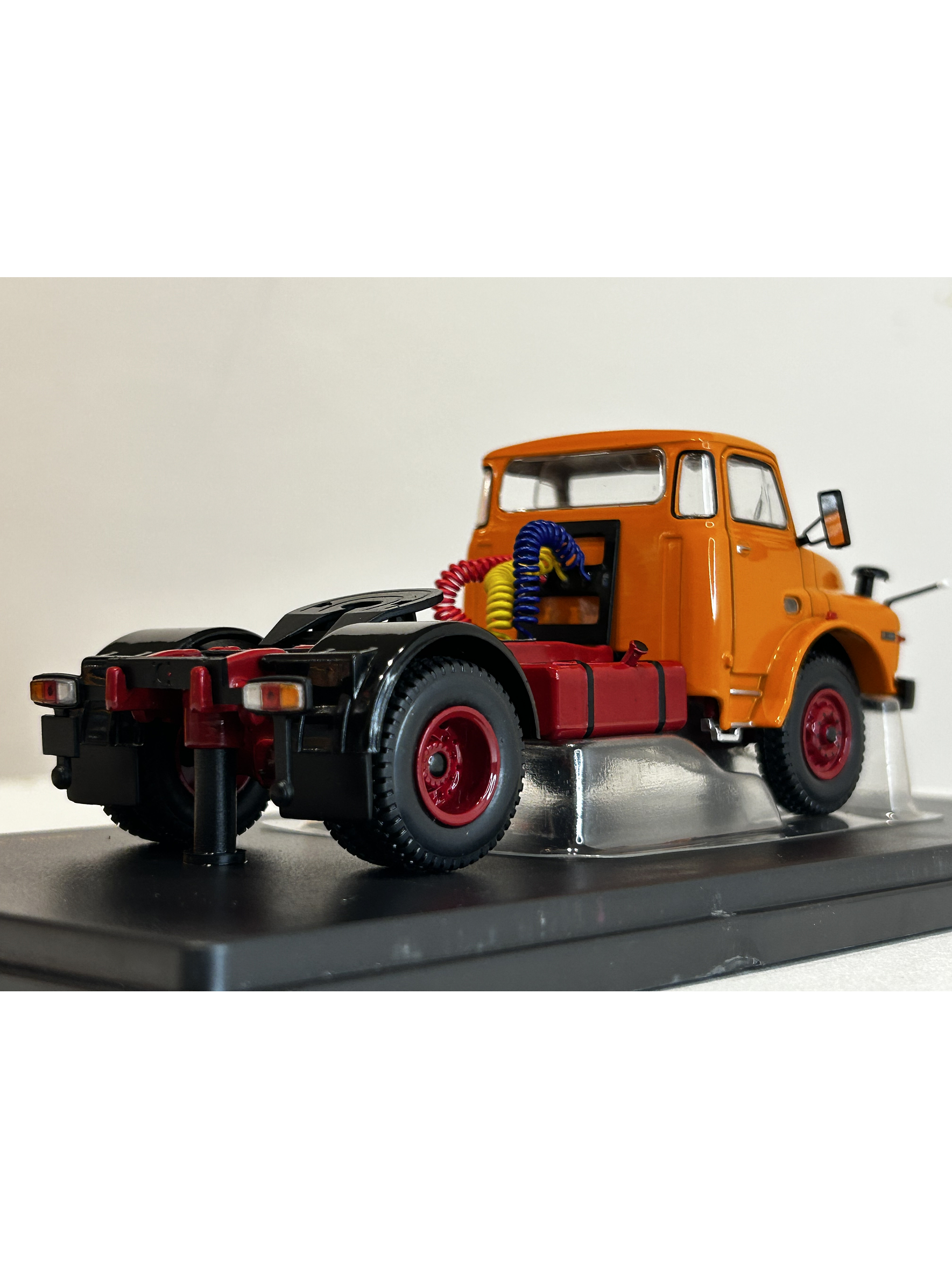 MAN 19.280 H 1971 – IXO Models 1:43 – Clásico camión europeo 5