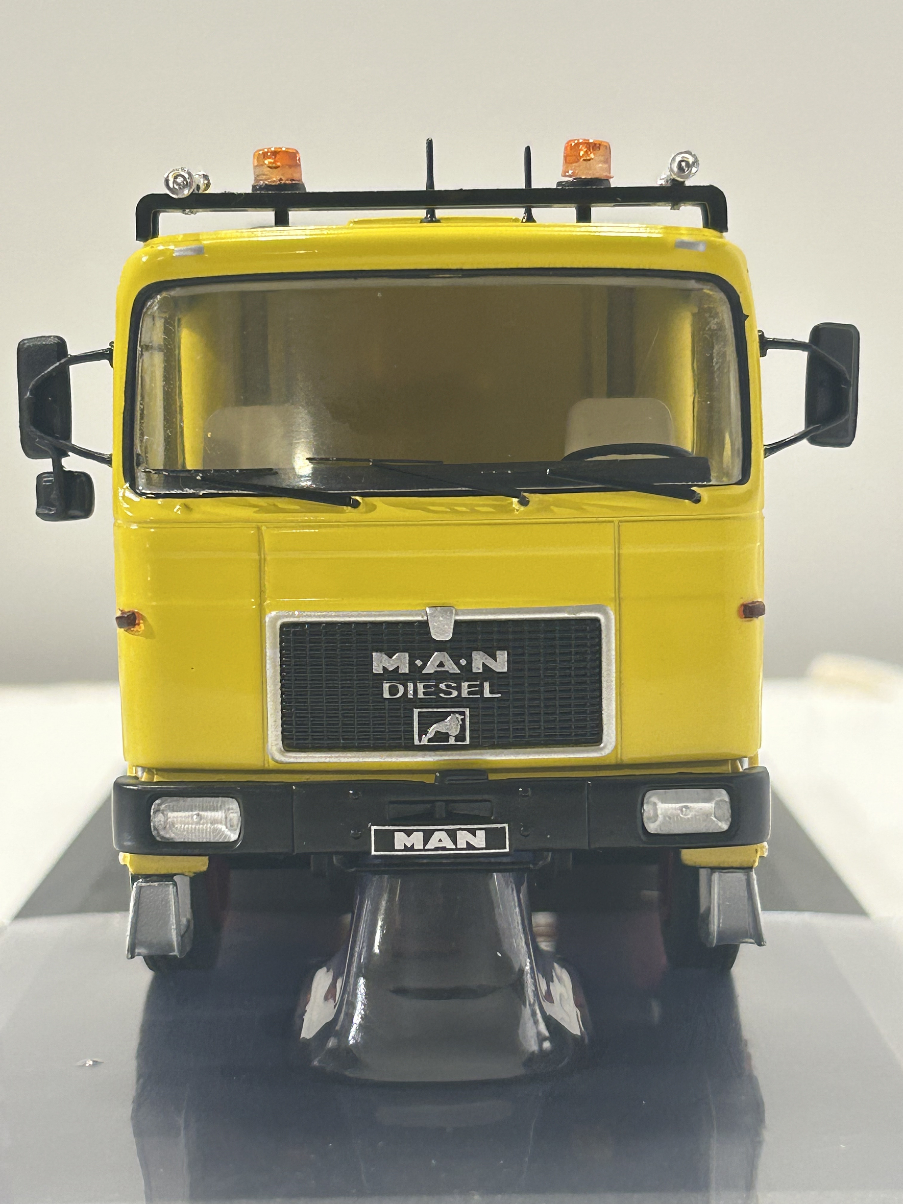 MAN F8 26.281 1970s – IXO Models 1:43 –  clásico europeo versión Grúa de Rescate 3