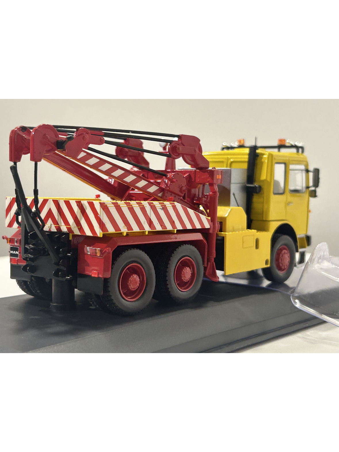 MAN F8 26.281 1970s – IXO Models 1:43 –  clásico europeo versión Grúa de Rescate 6