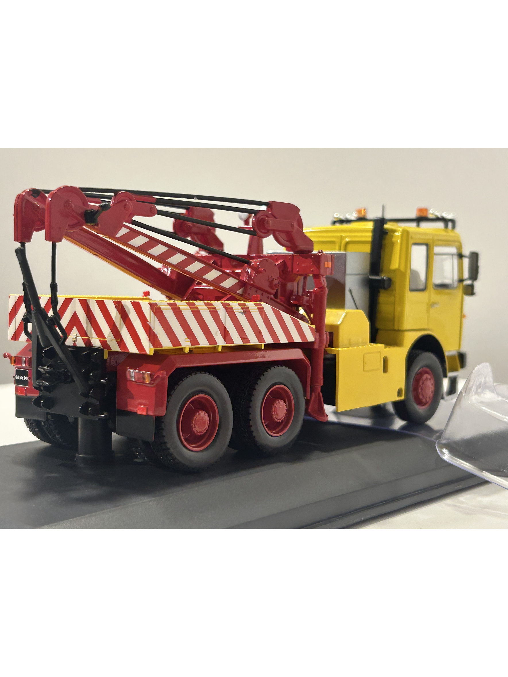 MAN F8 26.281 1970s – IXO Models 1:43 –  clásico europeo versión Grúa de Rescate 6