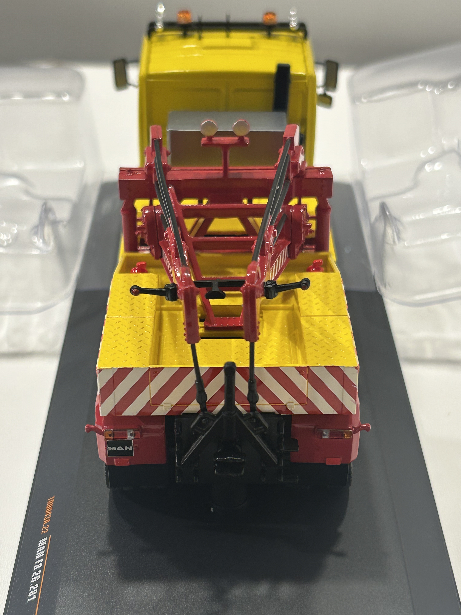 MAN F8 26.281 1970s – IXO Models 1:43 –  clásico europeo versión Grúa de Rescate 7