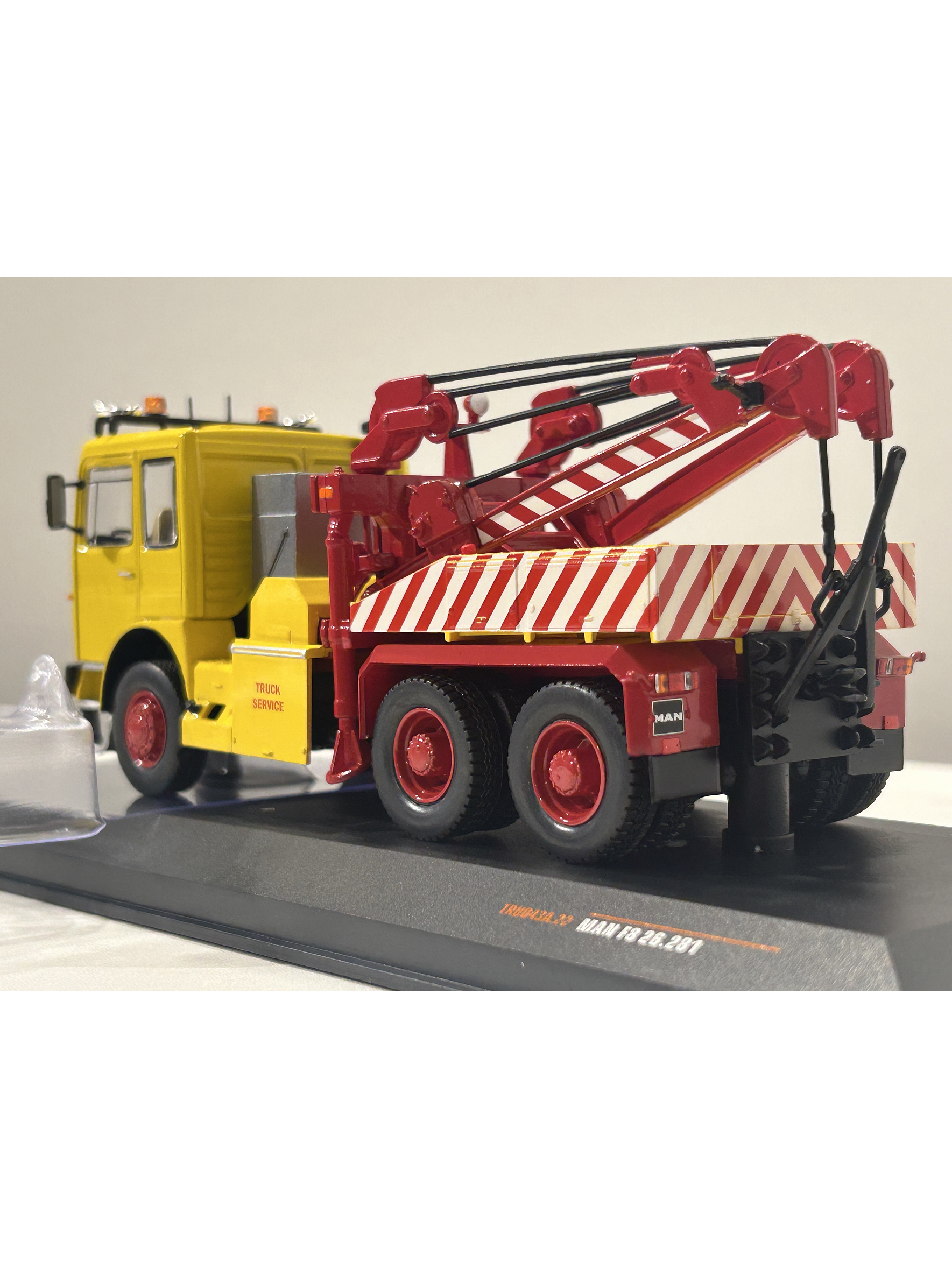 MAN F8 26.281 1970s – IXO Models 1:43 –  clásico europeo versión Grúa de Rescate 8