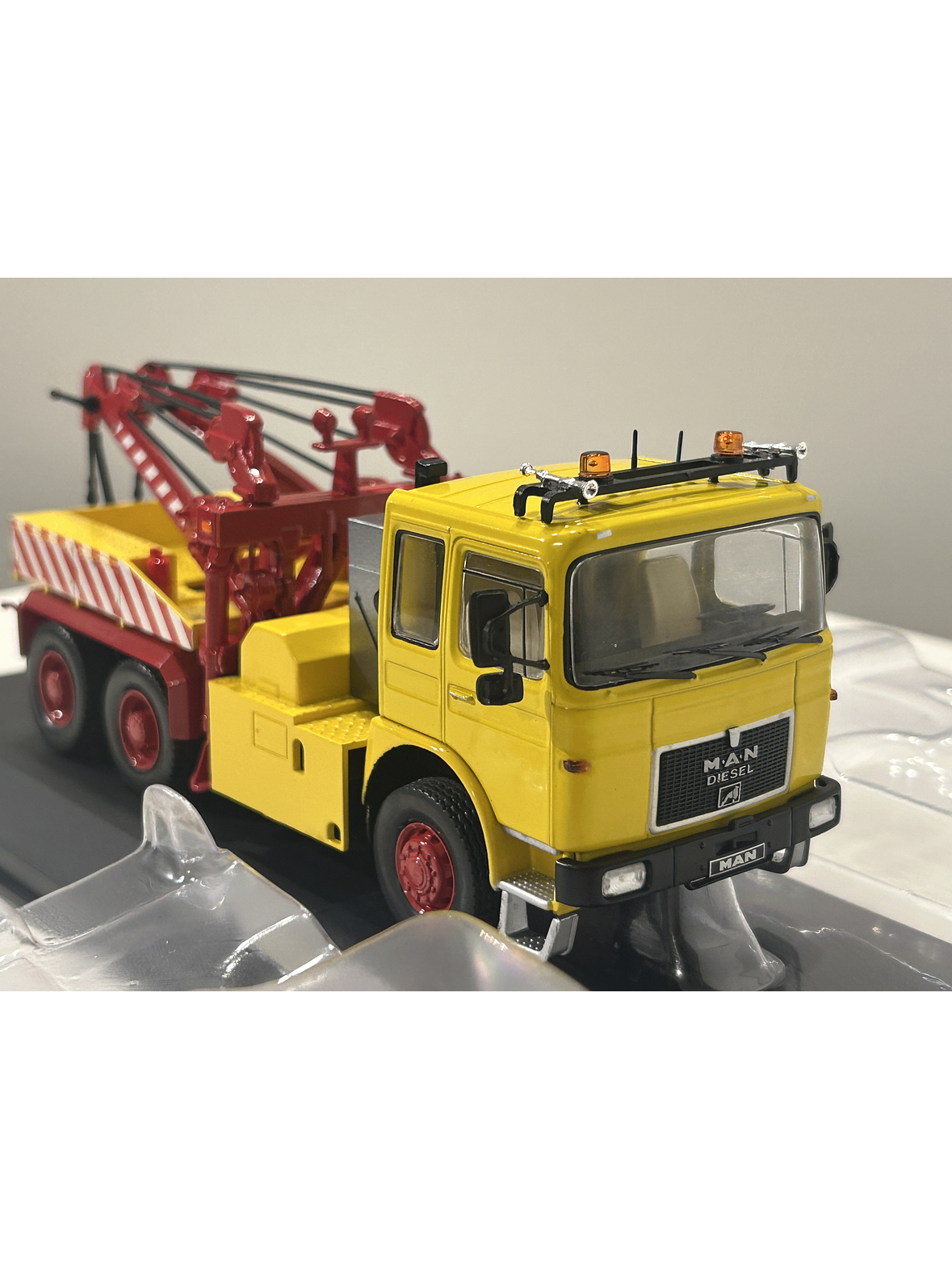 MAN F8 26.281 1970s – IXO Models 1:43 –  clásico europeo versión Grúa de Rescate 10